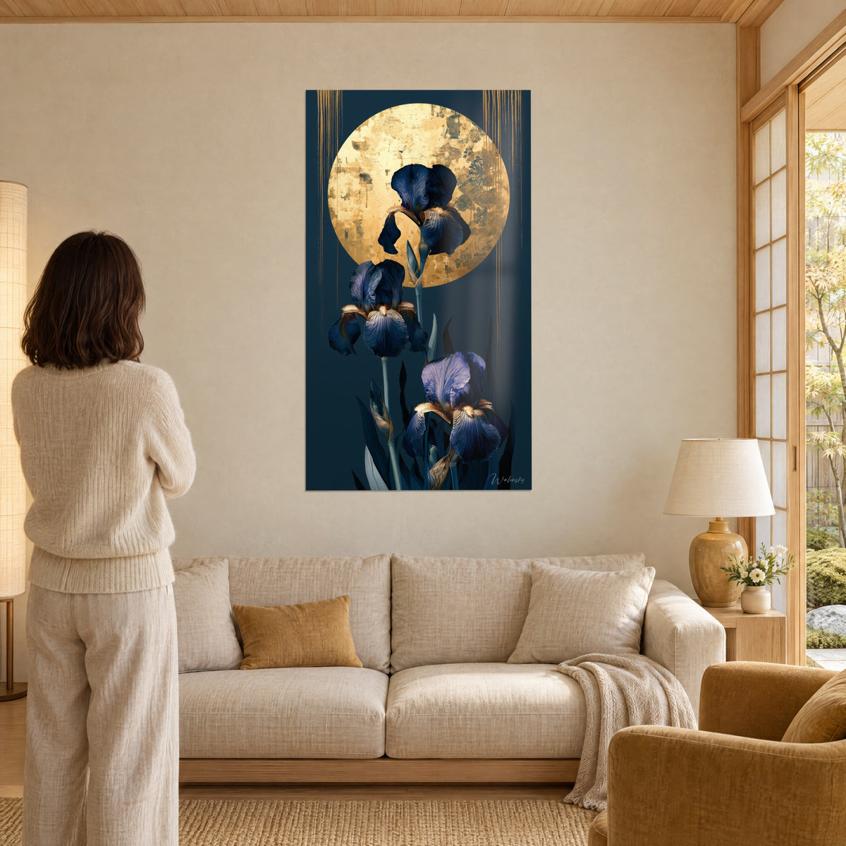 Cuadro con tres iris azul noche frente a un disco dorado resquebrajado sobre fondo petróleo, encima de un sofá en un salón luminoso