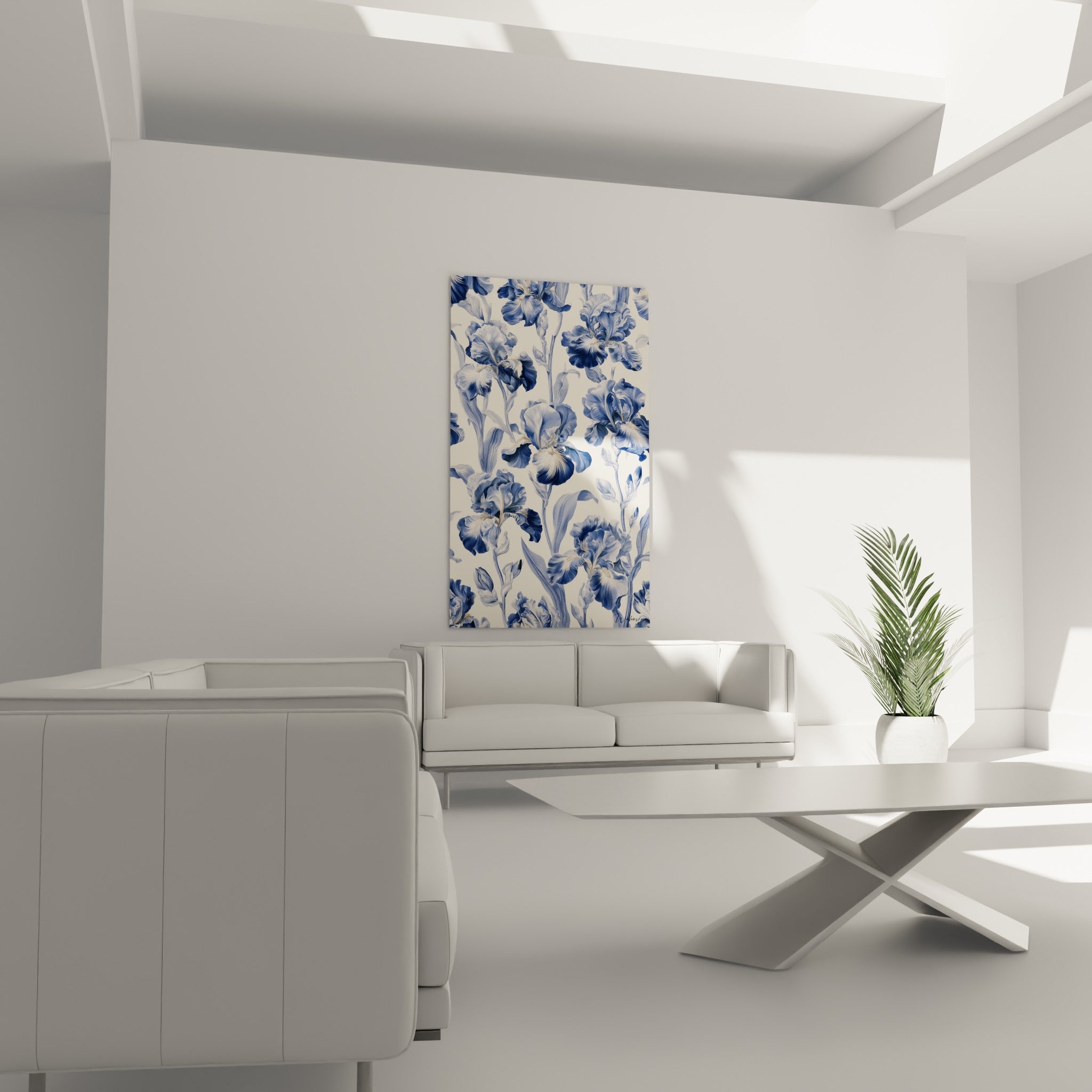 Iris bleu pastel et blanc aux tiges élancées, disposé au-dessus d'un canapé dans un salon lumineux