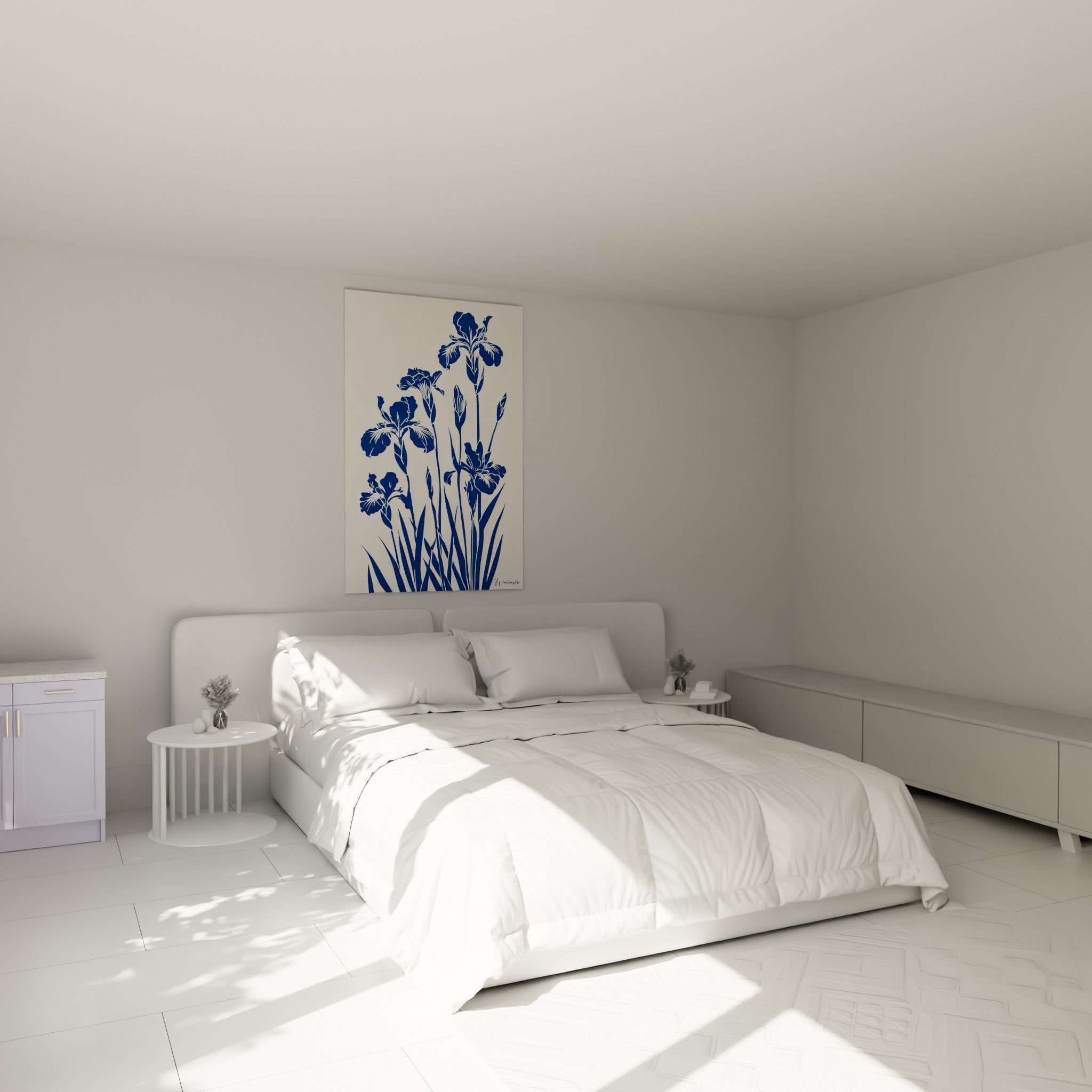 Bouquet d'iris bleu marine et ivoire accroché au-dessus d'un lit dans une chambre claire