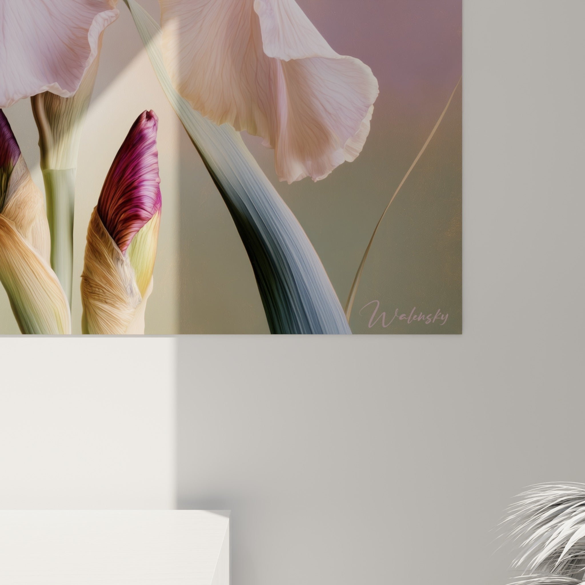 Grain fin des pétales d'iris révélant nervures mauves et reflets crème sous une lumière rasante
