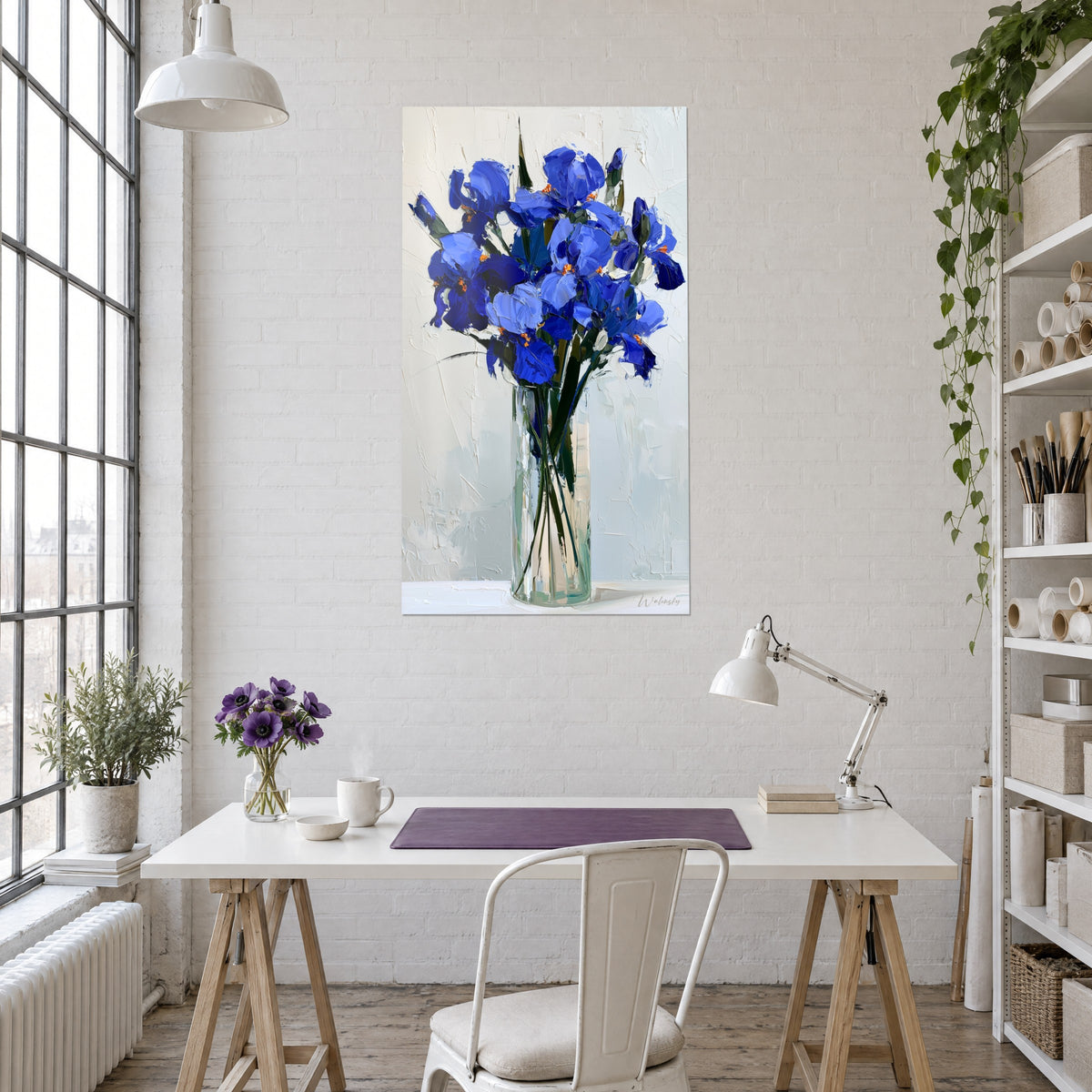 Gemälde Glasvase mit Iris in Cerulean-Blau und dunkelgrünen Blättern, weiße Ziegelwand, Holzschreibtisch und weiße Gelenklampe