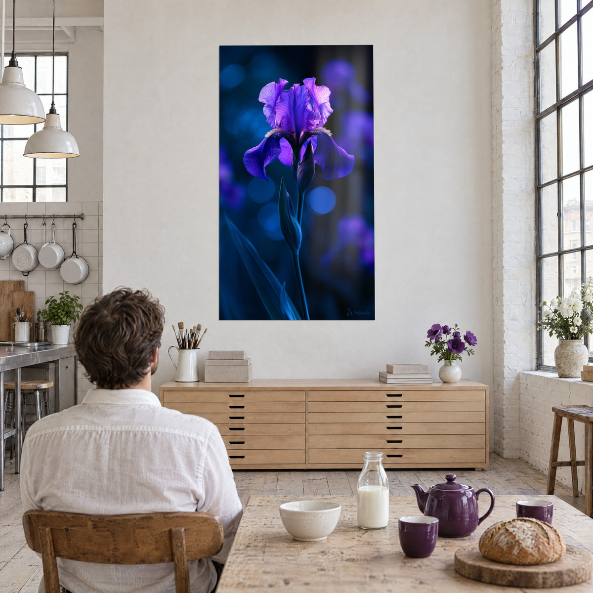 Cuadro Iris con pétalos índigo caídos y estambres dorados, fondo azul profundo salpicado de bokeh, pared blanca de loft