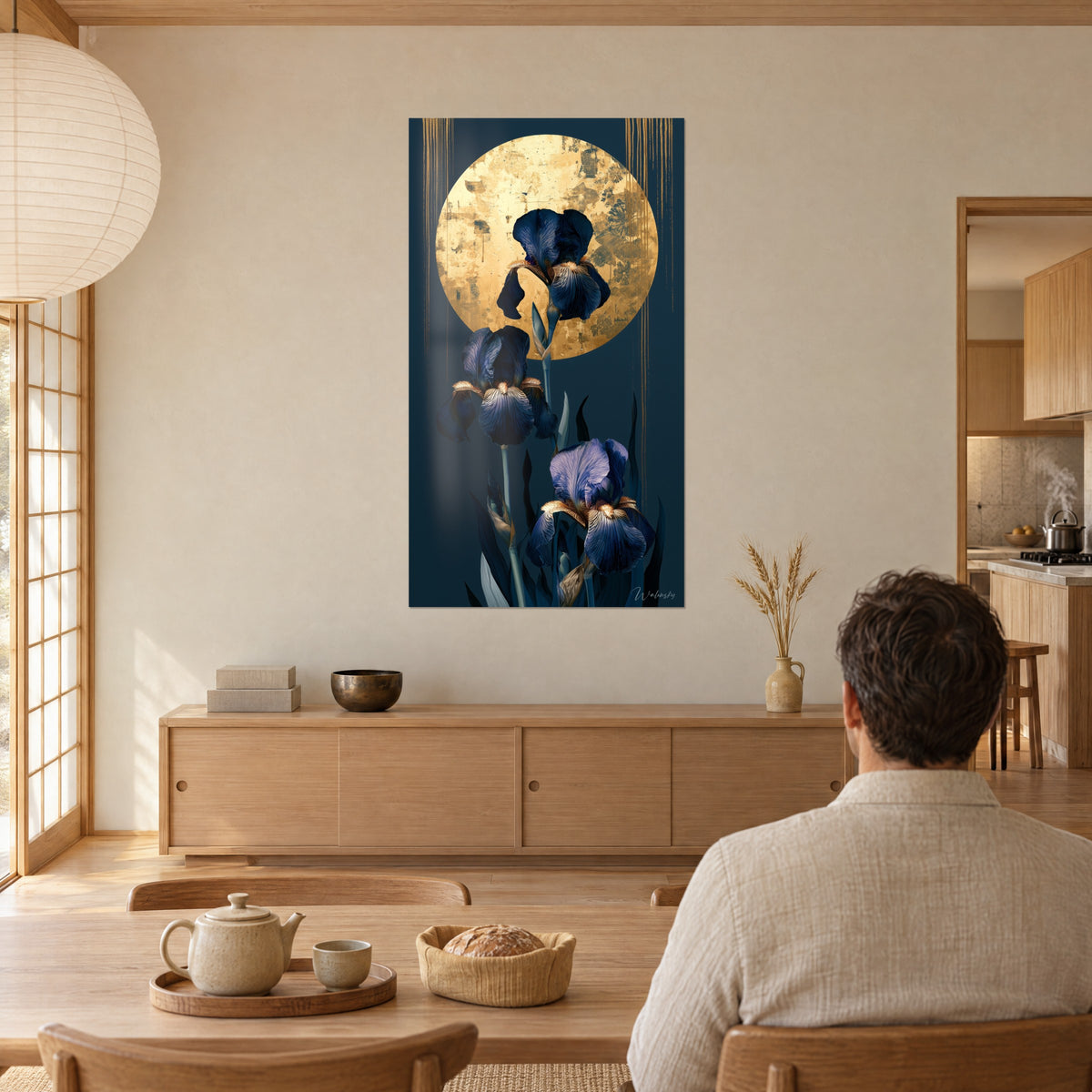 Cuadro con iris de barba lavanda y azul marino bajo una luna llena de oro martillado, frente a una mesa de comedor de madera clara