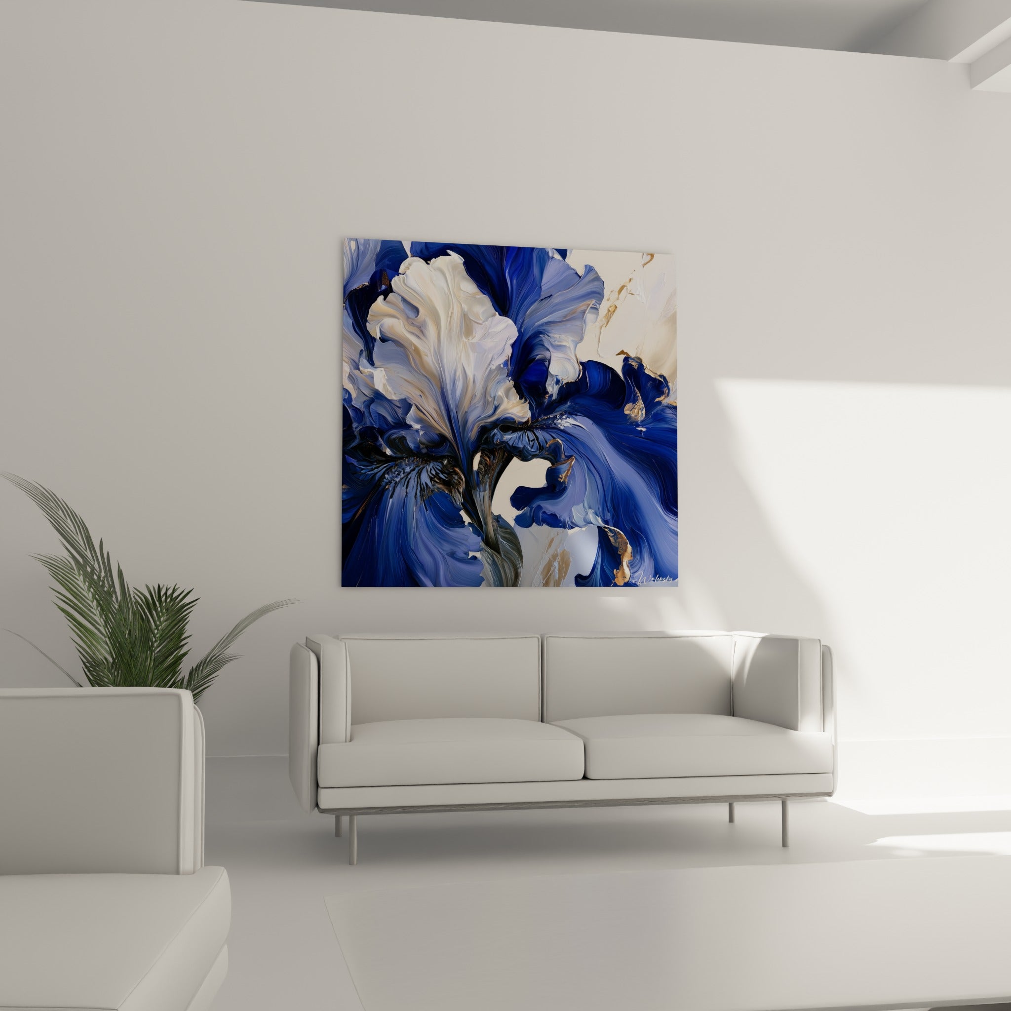 Pétales d'iris indigo et blanc crème sillonnés d'or, suspendus au-dessus d'un canapé dans un salon lumineux