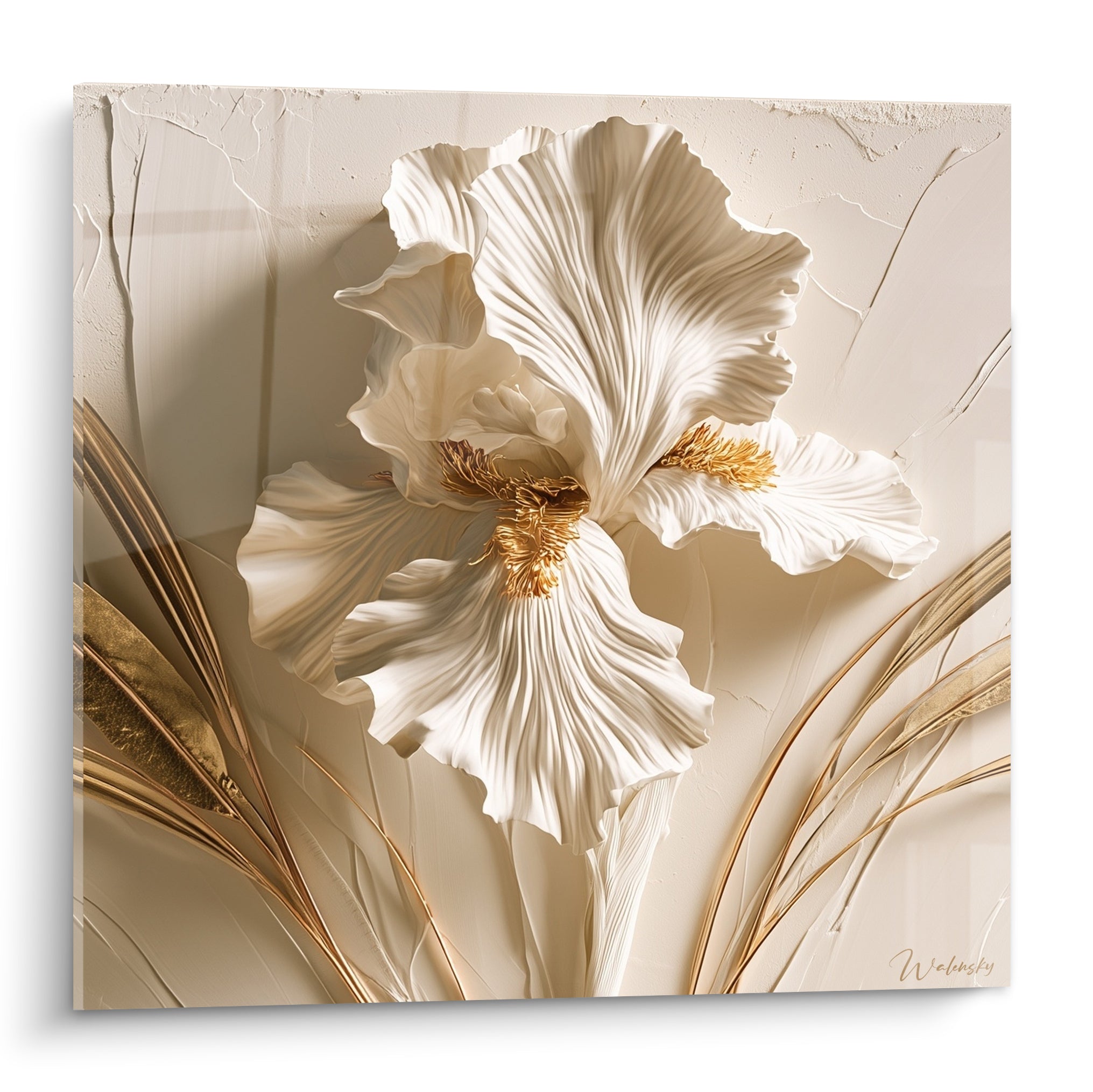 Fleur d'iris ivoire sculptée aux nervures dorées, pétales ondulés sur fond crème texturé