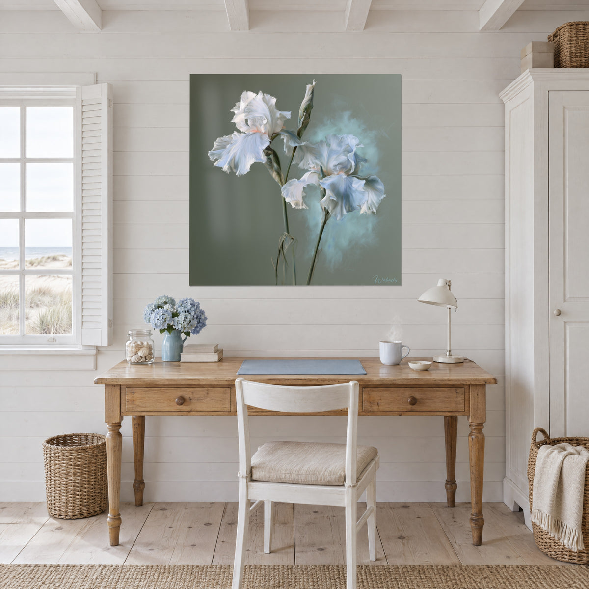 Schilderij berijpte irissen, bleekwitte en lichtblauwe blaadjes op saliegroene achtergrond, boven een bureau van licht hout