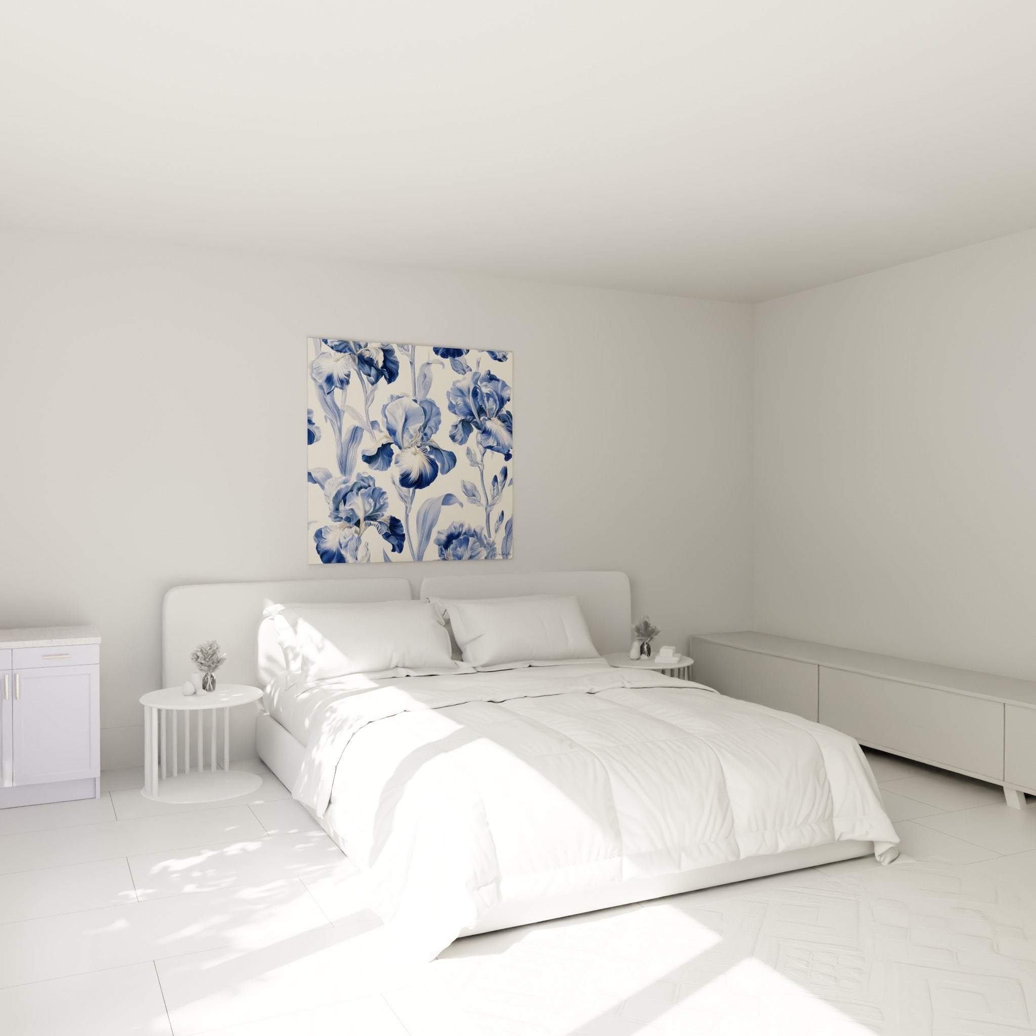 Fleurs d'iris bleu marine et dorées, tableau accroché au-dessus d'un lit dans une chambre claire