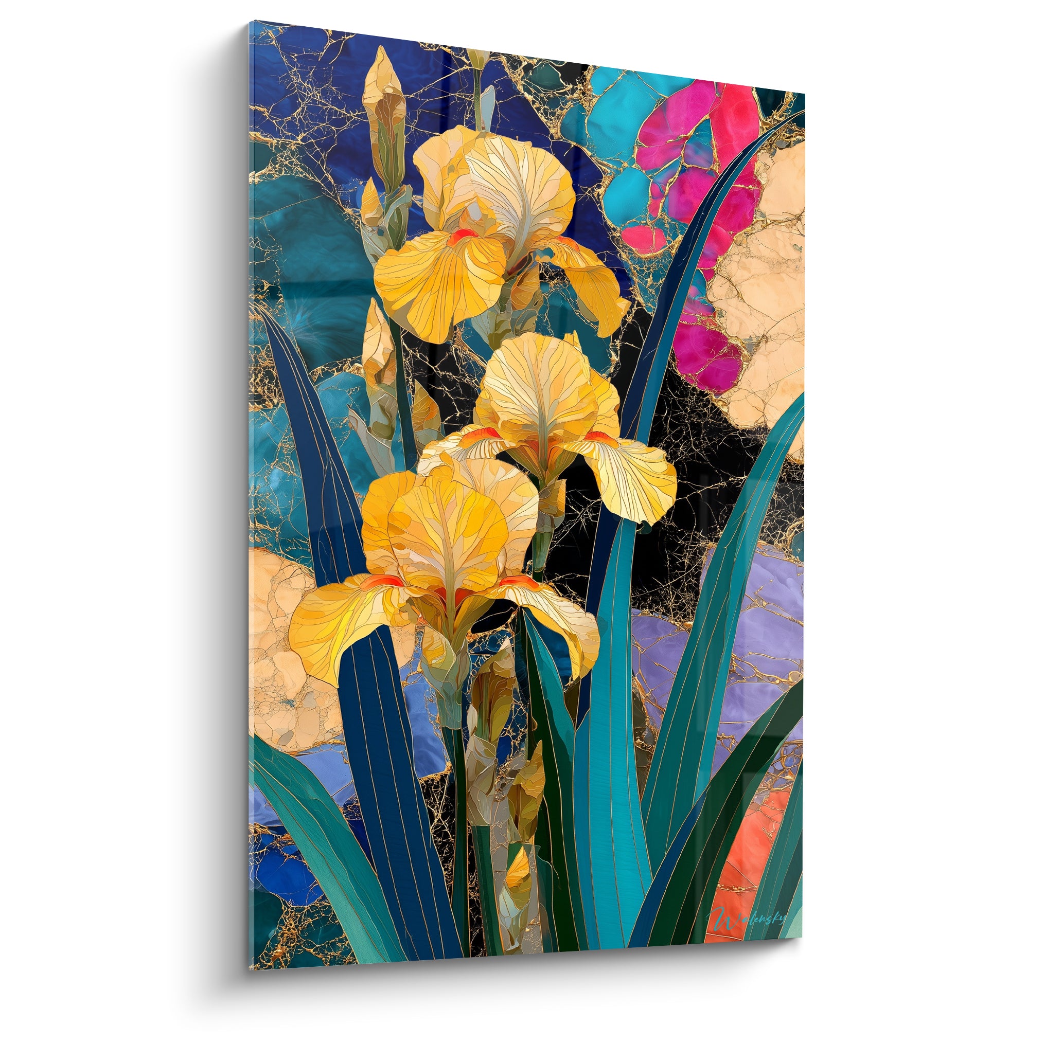 Iris jaune doré aux nervures fines sur fond mosaïque bleu marine et rose fuchsia