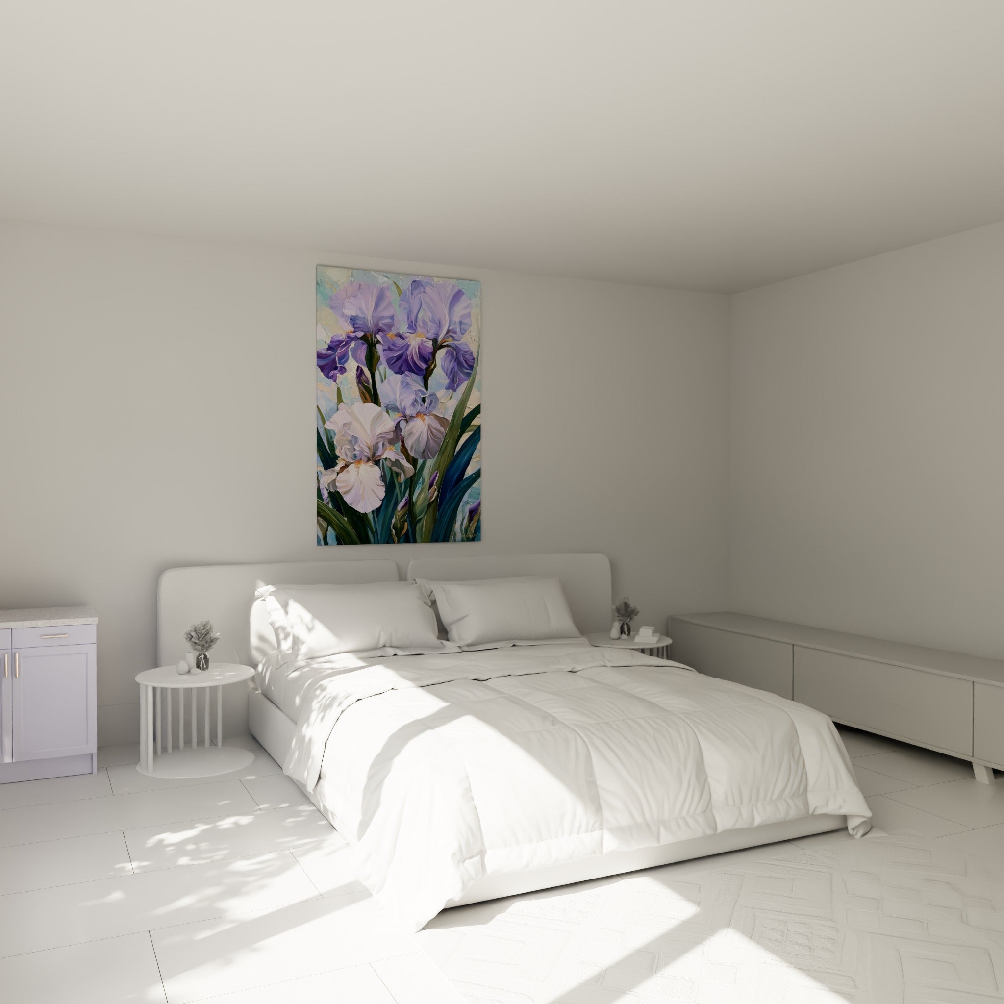 Bouquet d'iris lavande et crème aux tiges vertes, accroché au-dessus d'un lit dans une chambre claire