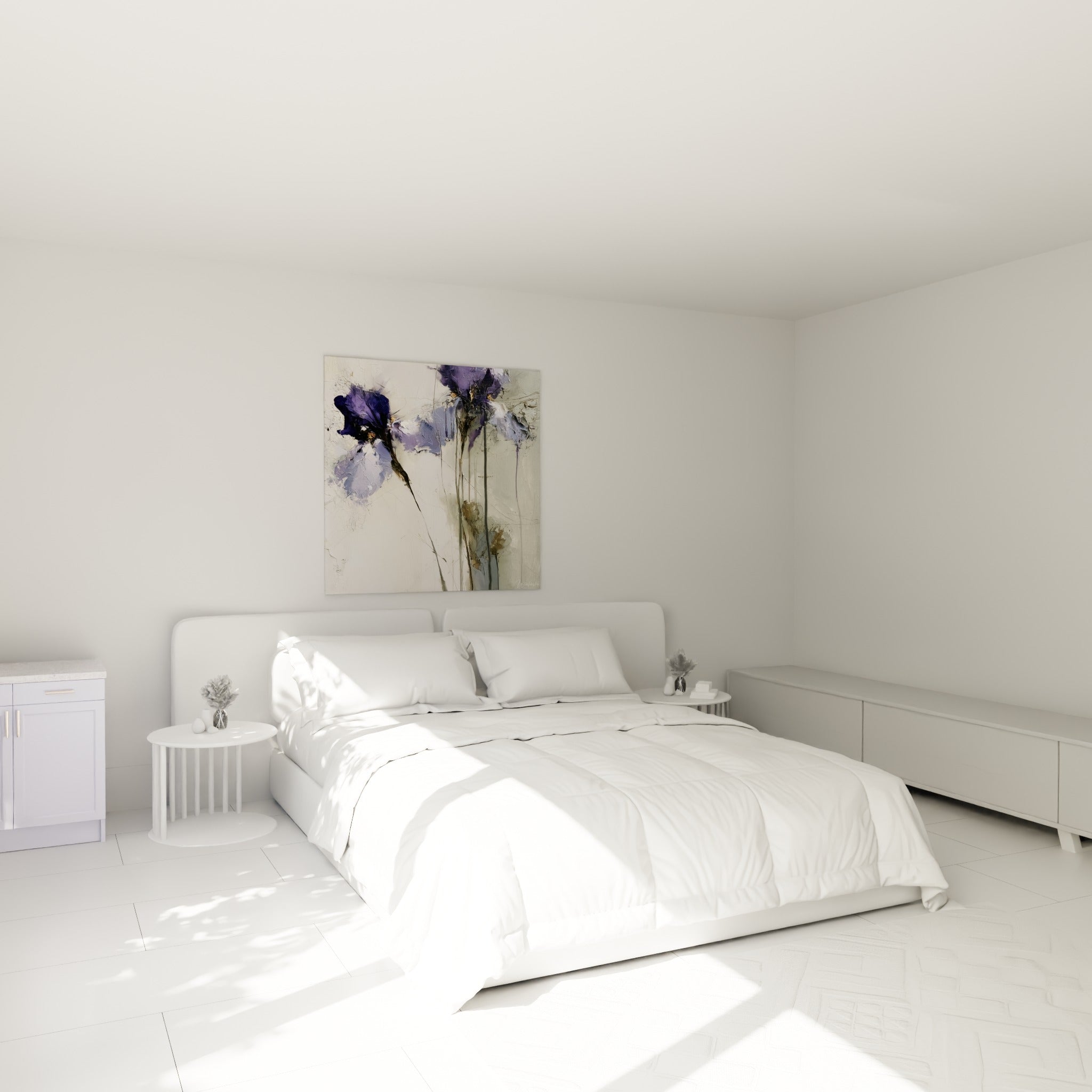 Fleurs d'iris violet profond et ocre doré au-dessus d'un lit dans une chambre claire