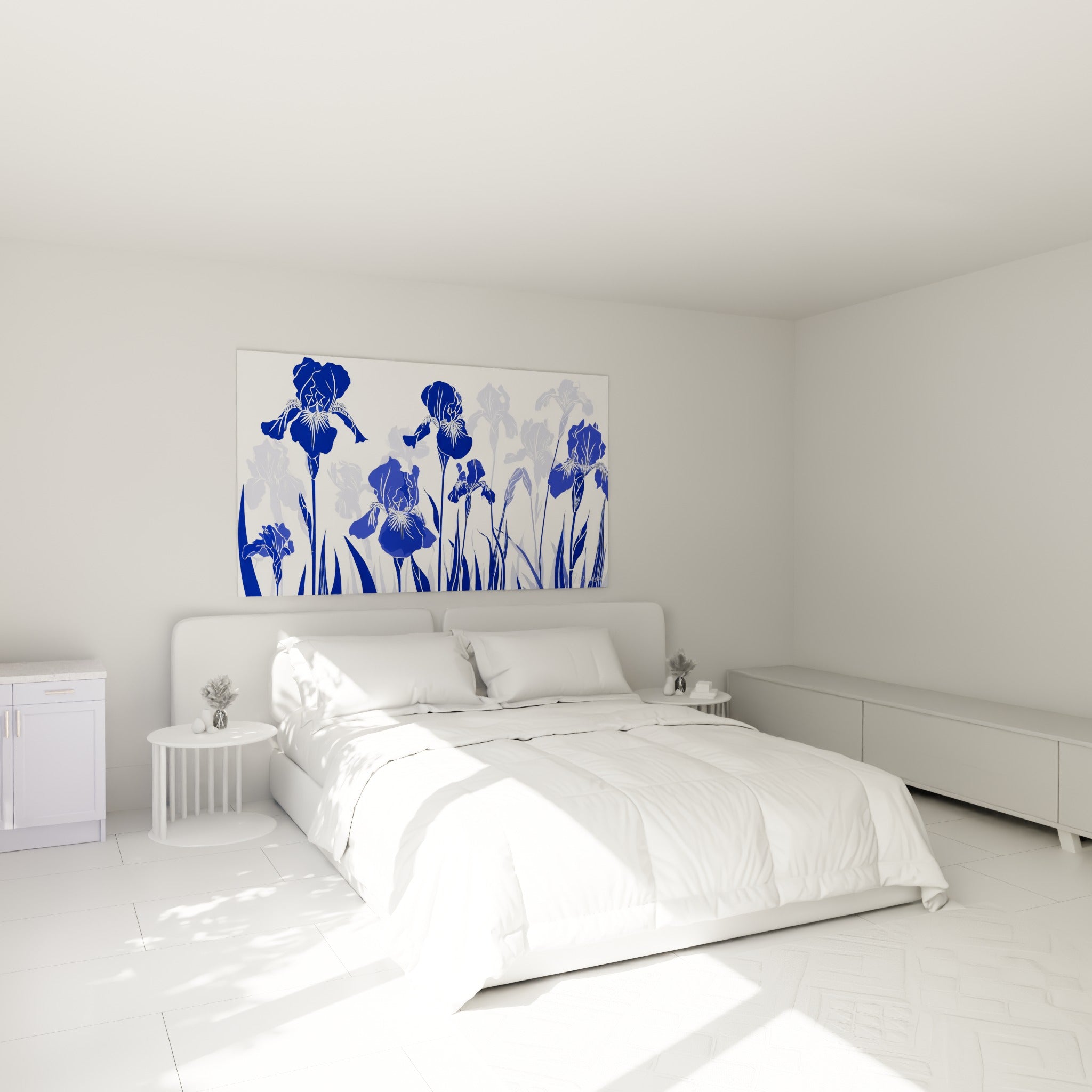Silhouettes d'iris bleu marine et blanches accrochées au-dessus d'un lit dans une chambre claire