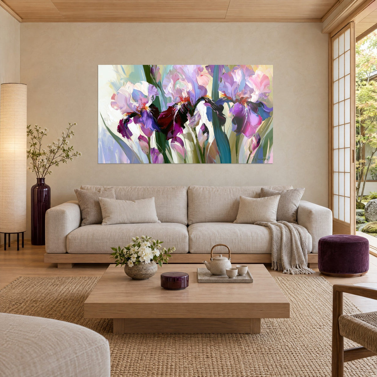 Quadro con iris viola, petali cadenti porpora e rosa cipria, impasto a spatola, sopra un divano in un soggiorno luminoso