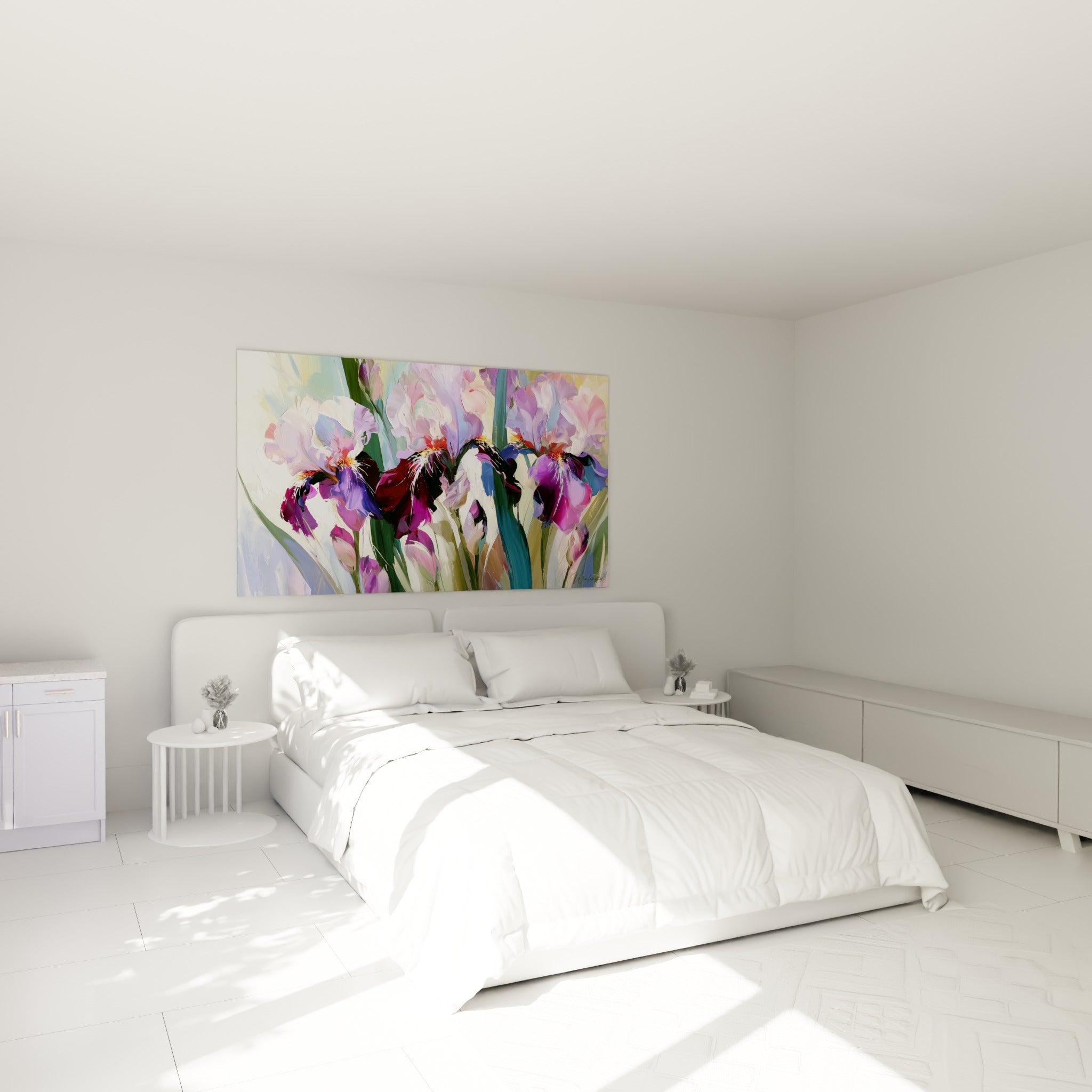 Bouquet d'iris pourpre et lavande accroché au-dessus d'un lit dans une chambre claire