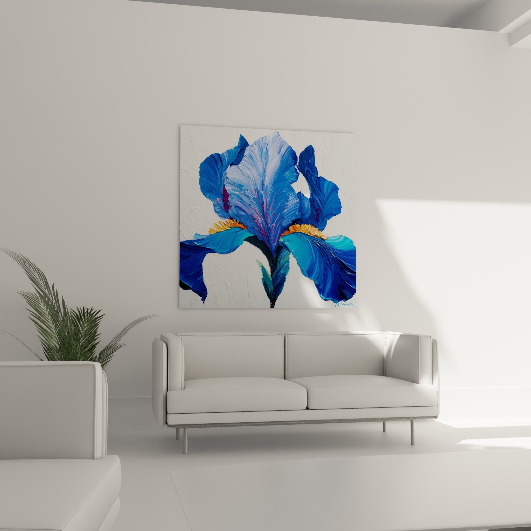 Pétales d'iris bleu lavande et doré au relief sculptural, suspendus au-dessus d'un canapé dans un salon lumineux