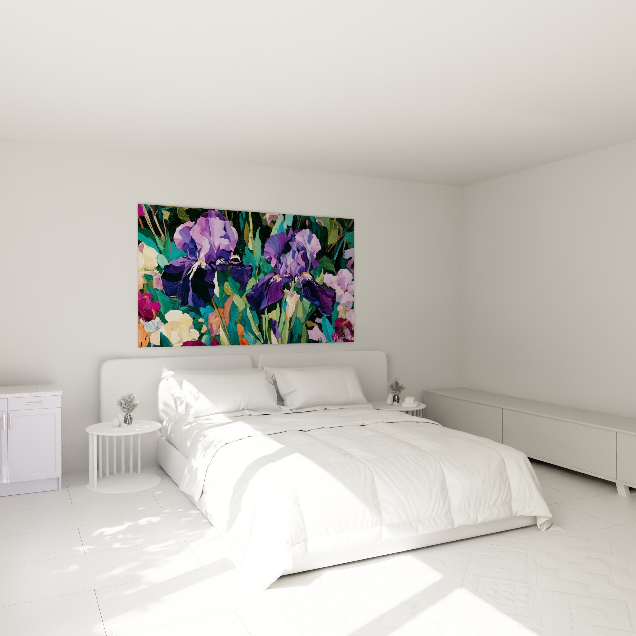 Bouquet d'iris lavande et pourpre profond aux formes gestuelles, au-dessus d'un lit dans une chambre claire