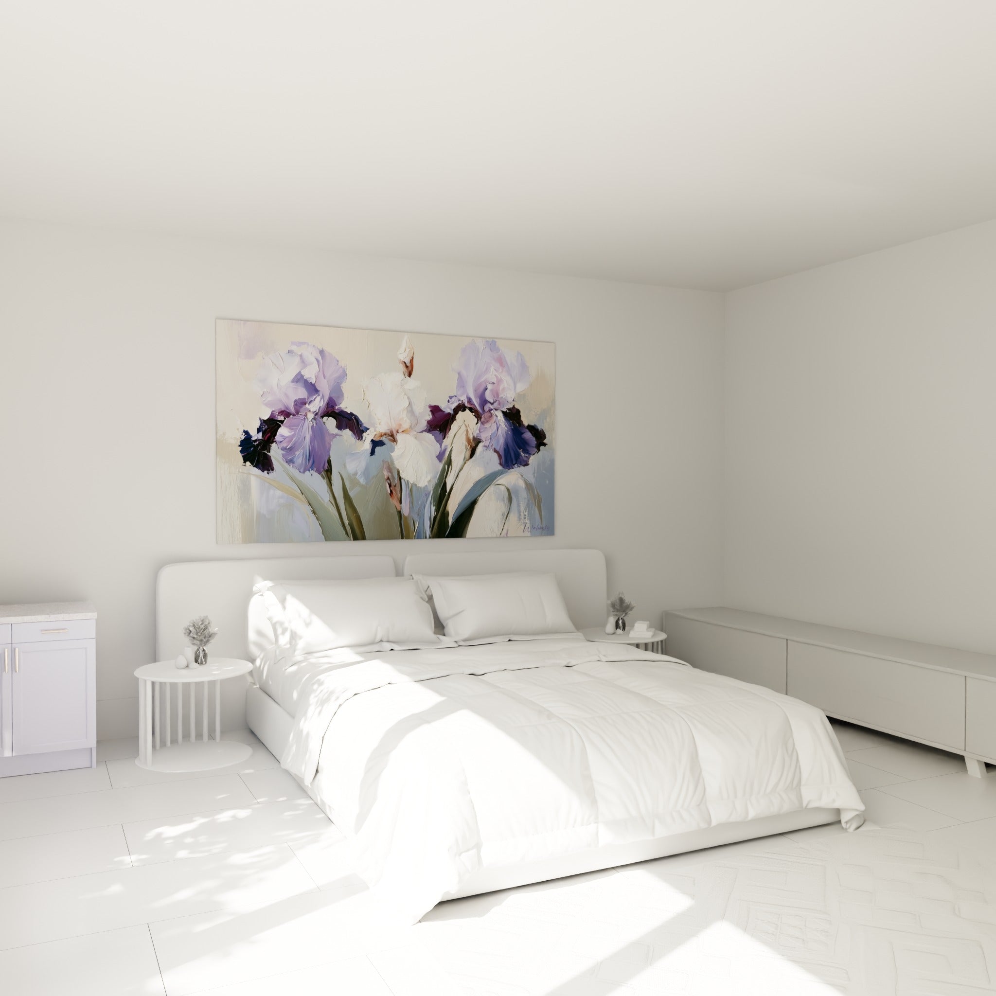 Bouquet d'iris mauve et blanc aux pétales veloutés, accroché au-dessus d'un lit dans une chambre claire