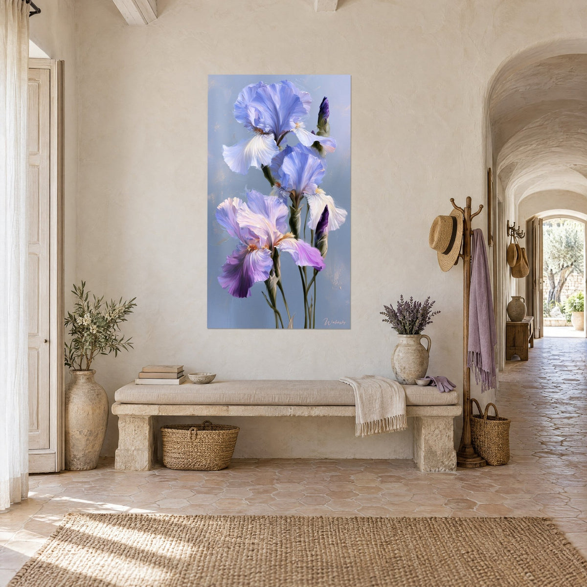 Quadro fiori di iris lavanda e bianco perlato, boccioli viola stretti, appeso in un corridoio a volta del mas