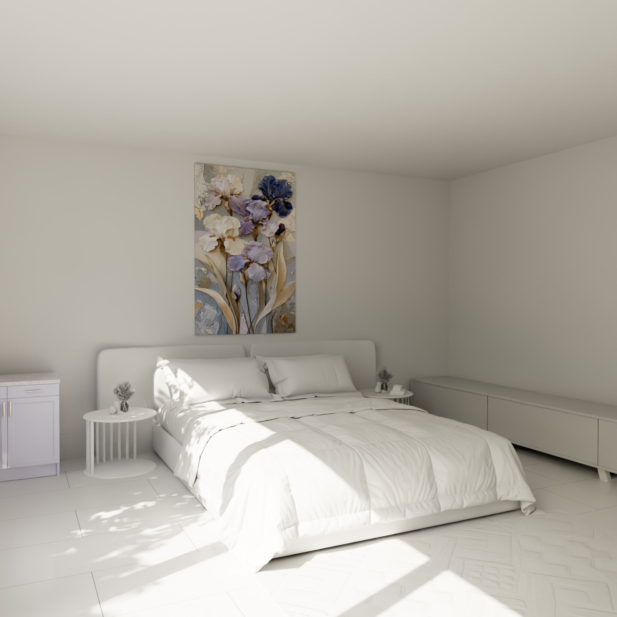 Bouquet d'iris lavande et ivoire en relief accroché au-dessus d'un lit dans une chambre claire