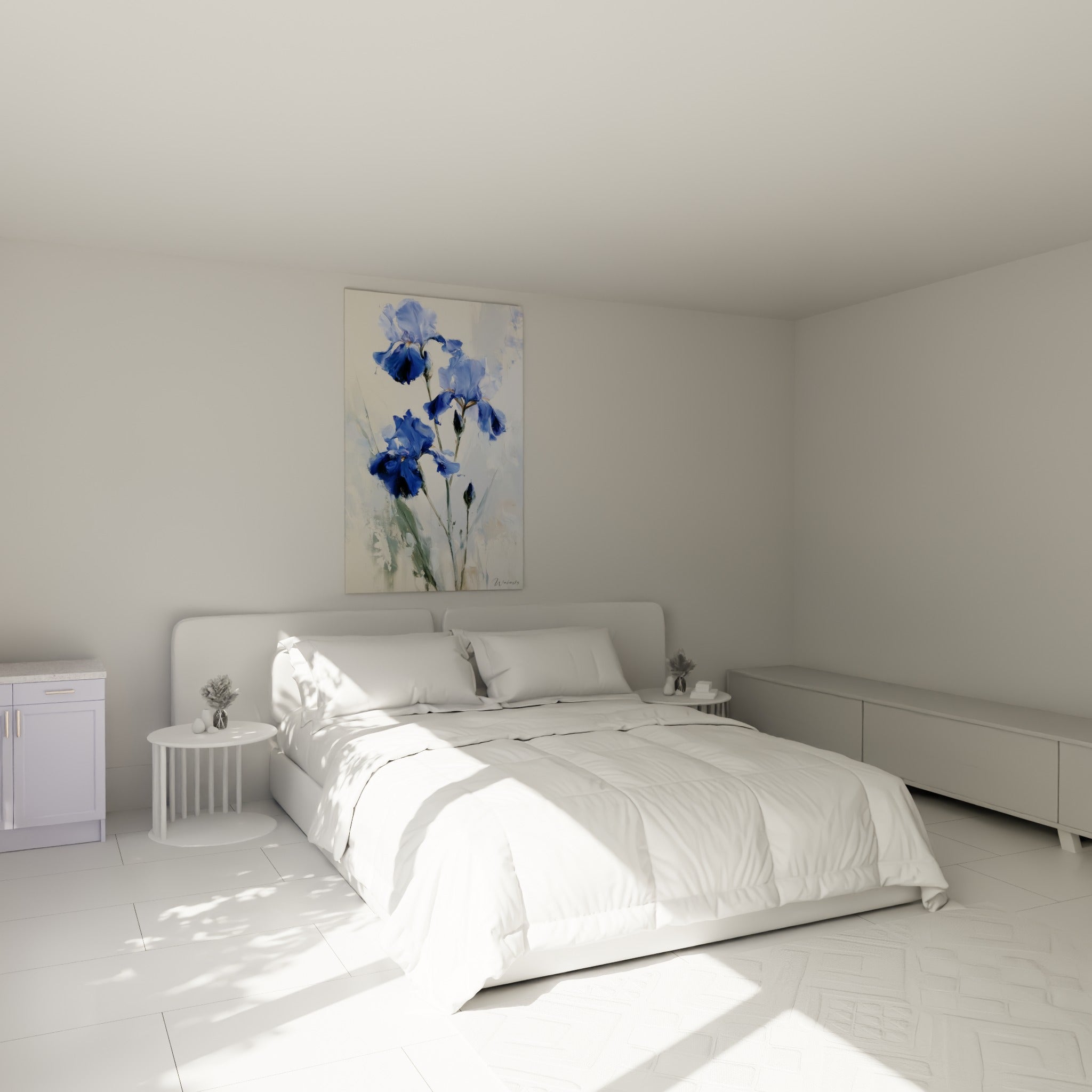 Bouquet d'iris bleu et lavande peint en larges touches, accroché au-dessus d'un lit dans une chambre claire