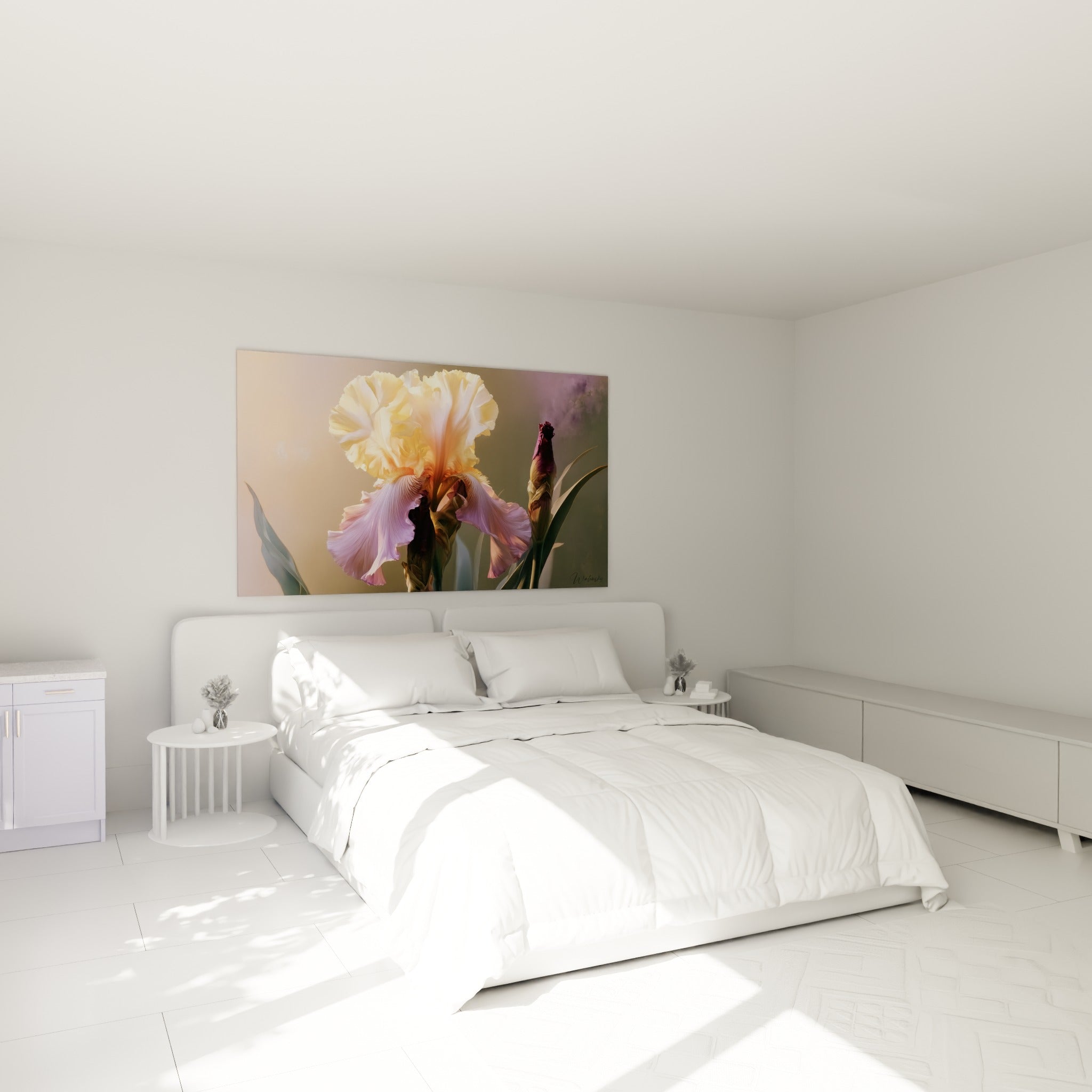 Fleur d'Iris crème et lilas déployée au-dessus d'un lit dans une chambre claire