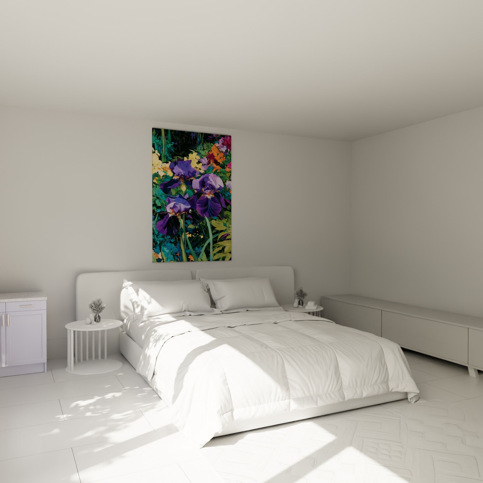 Fleurs d'iris violettes et jaune pâle peintes avec relief, au-dessus d'un lit dans une chambre claire