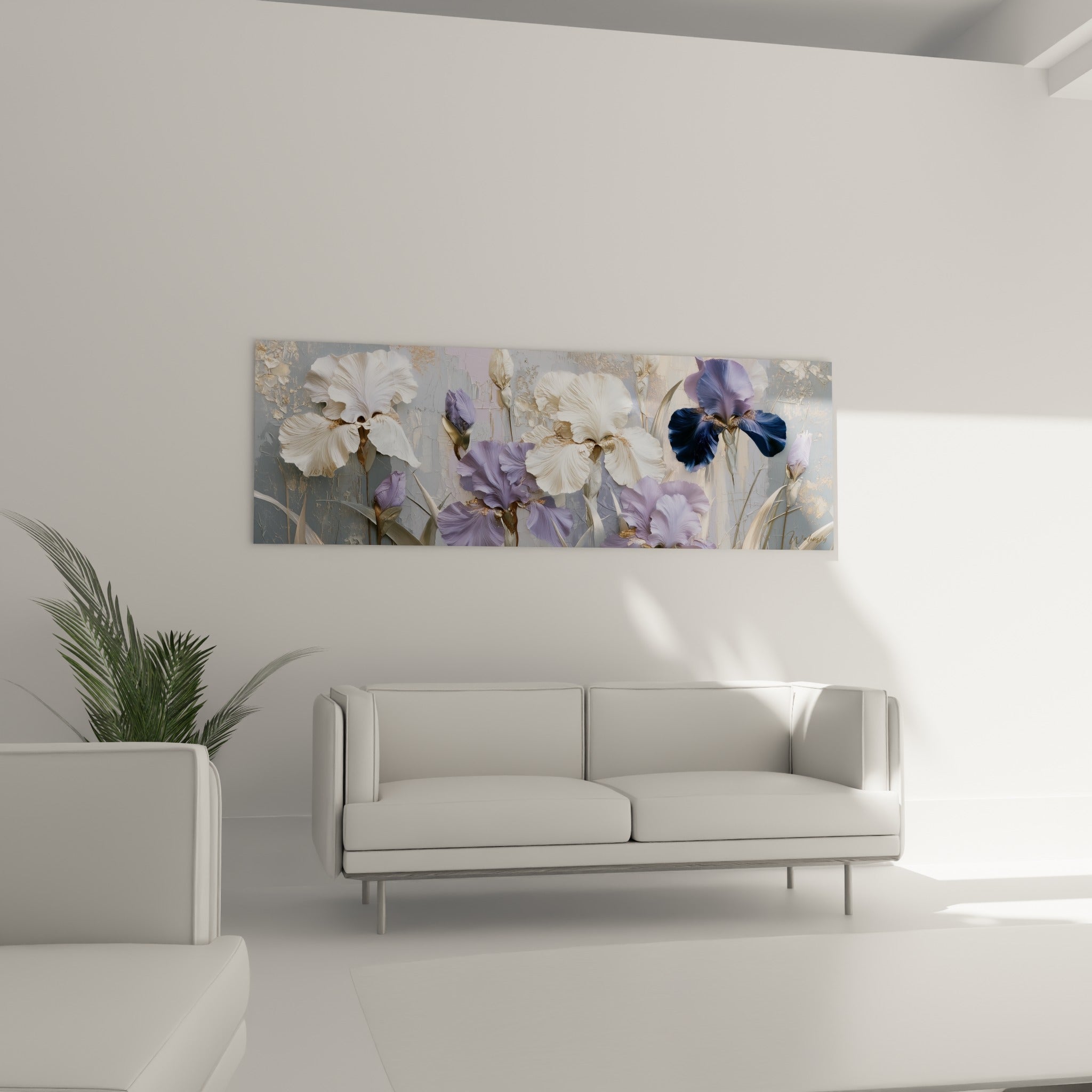 Fleurs d'iris blanches et lilas suspendues au-dessus d'un canapé dans un salon lumineux
