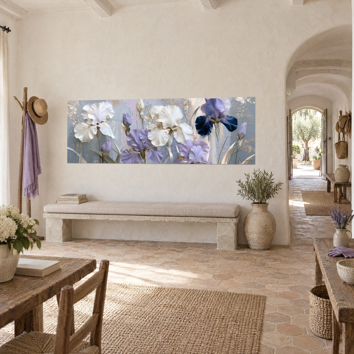 Gemälde Panoramische Blumenreihe aus cremefarbenen und lavendelfarbenen Iris mit goldenen Akzenten, Dreiviertelansicht, provenzalisches Haus aus hellem Stein