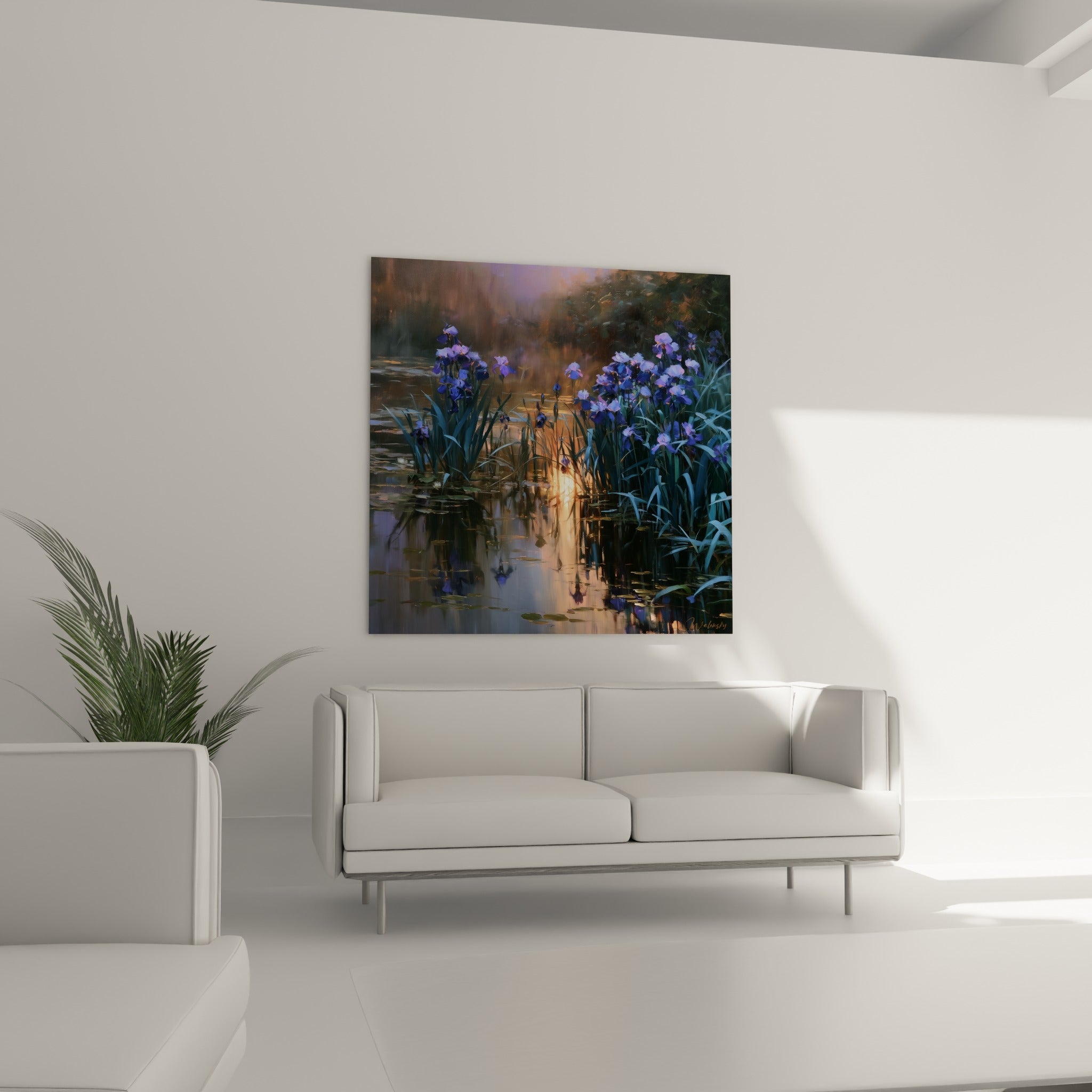 Fleurs d'iris bleu-violet aux tiges élancées et lumière ocre, au-dessus d'un canapé dans un salon lumineux