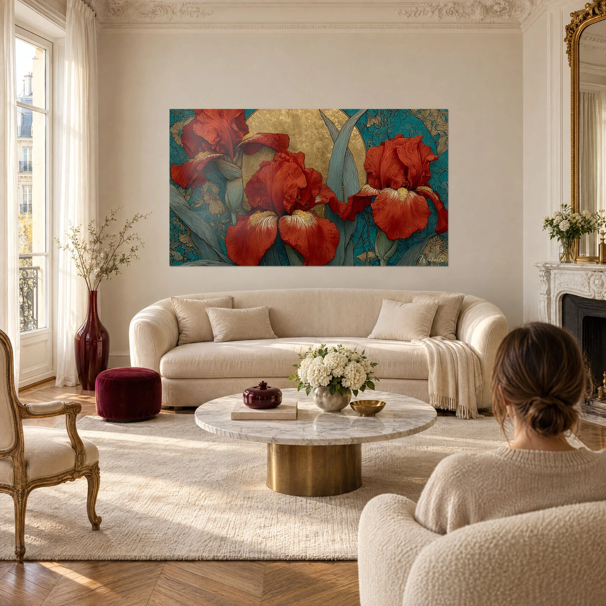 Quadro tre iris rosso mattone su sfondo turchese ornato, disco dorato martellato, sopra un divano in un soggiorno luminoso