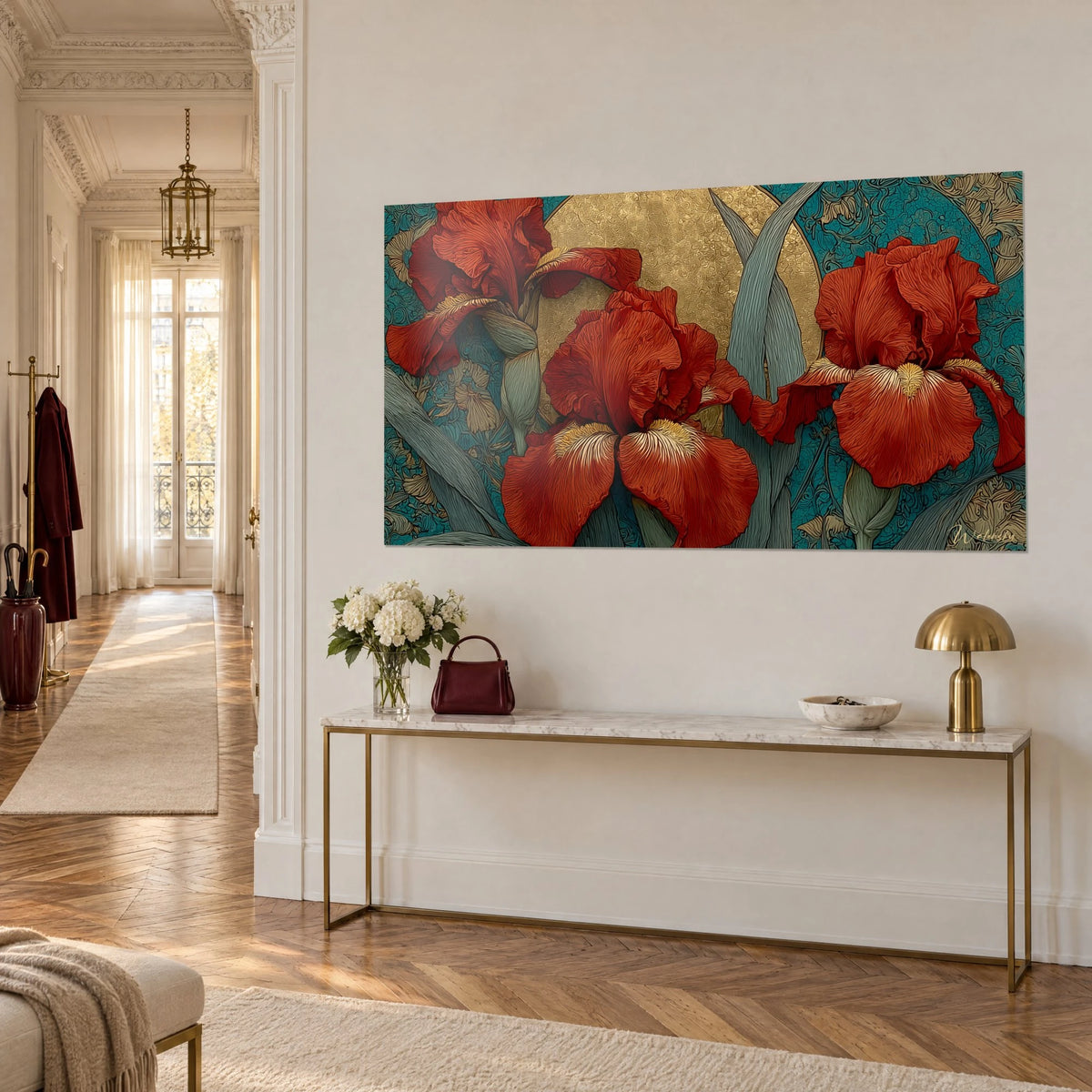 Quadro fiori di iris viola dai petali venati di ocra, foglie grigio-verde e arabeschi blu anatra su una parete crema