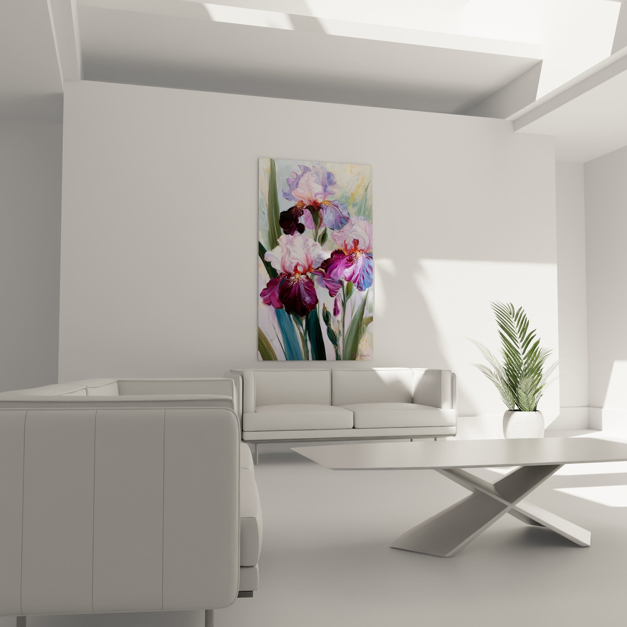 Bouquet d'iris violet et magenta au-dessus d'un canapé dans un salon lumineux