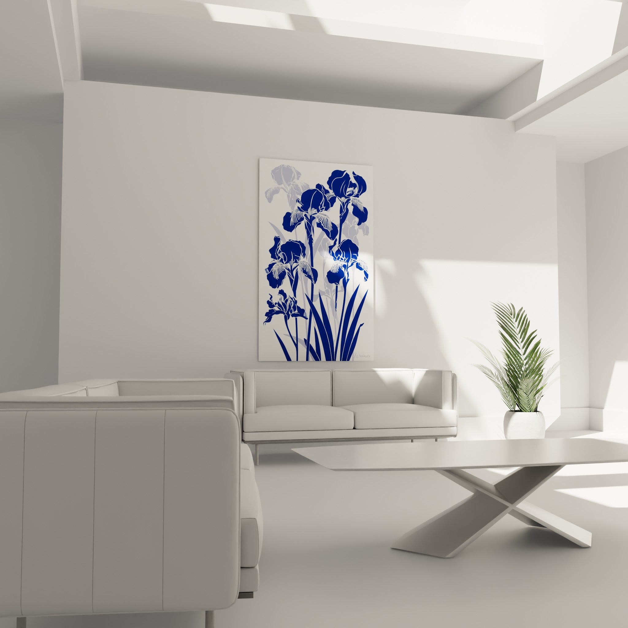 Tiges d'iris bleu marine et bleu pastel superposées avec finesse, disposées au-dessus d'un canapé dans un salon lumineux