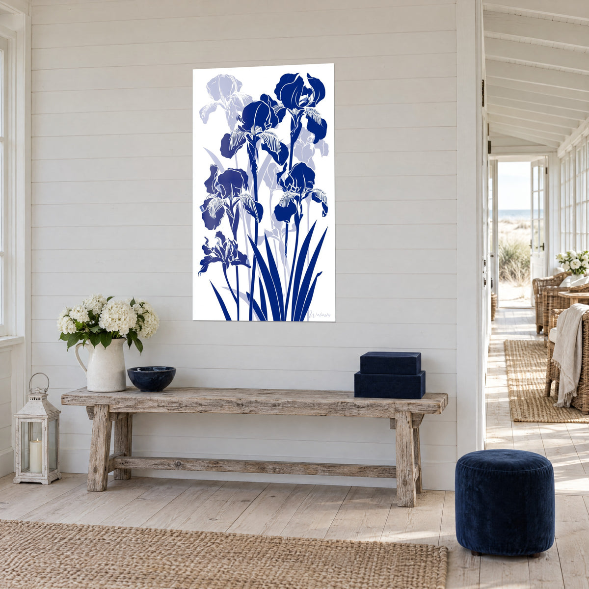 Cuadro flores de iris en tinta azul medianoche y lavanda, tallos esbeltos, frente a un banco de madera en bruto junto a un pasillo abierto