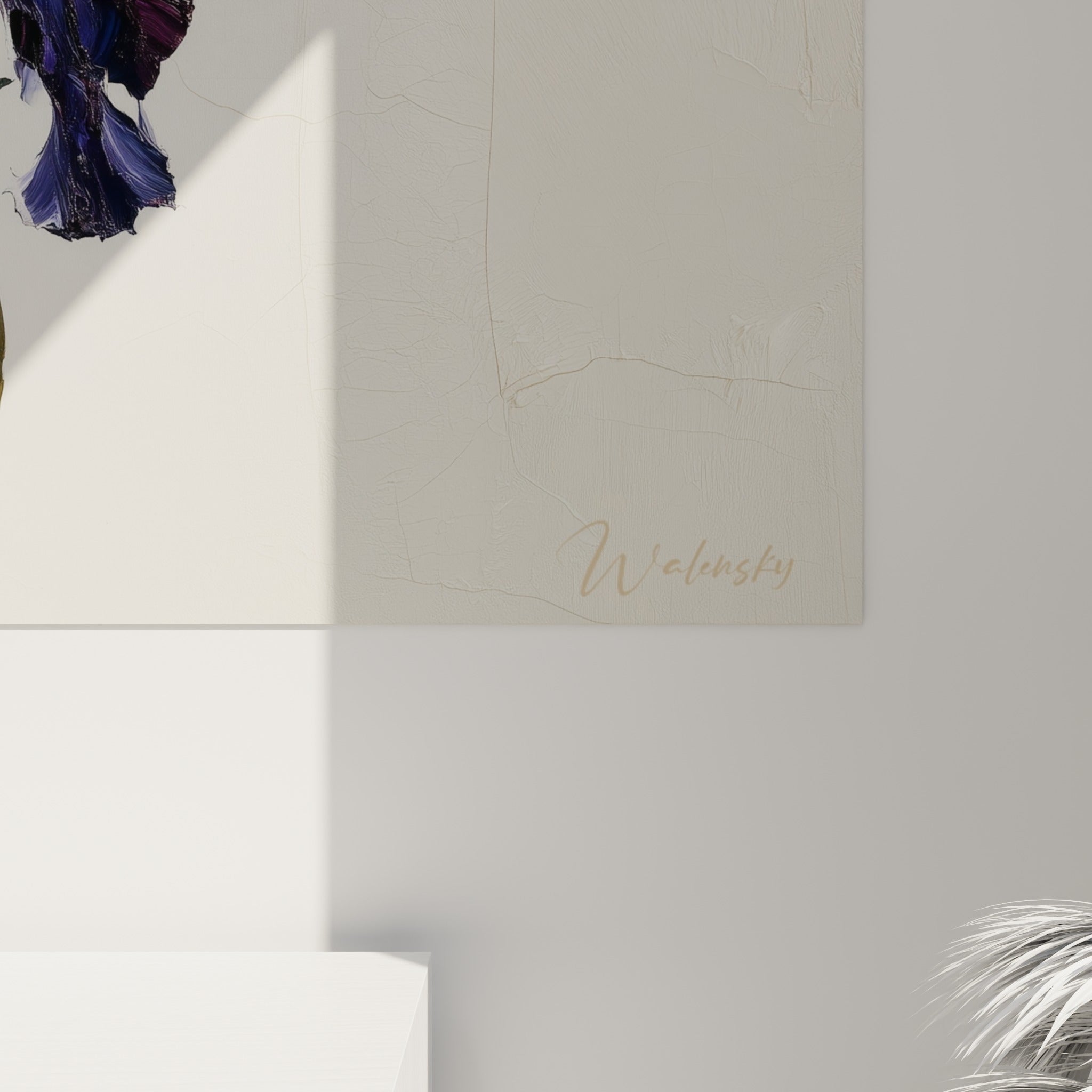 Matière empâtée de l'iris violet et doré, texture crayeuse et coulures visibles de près