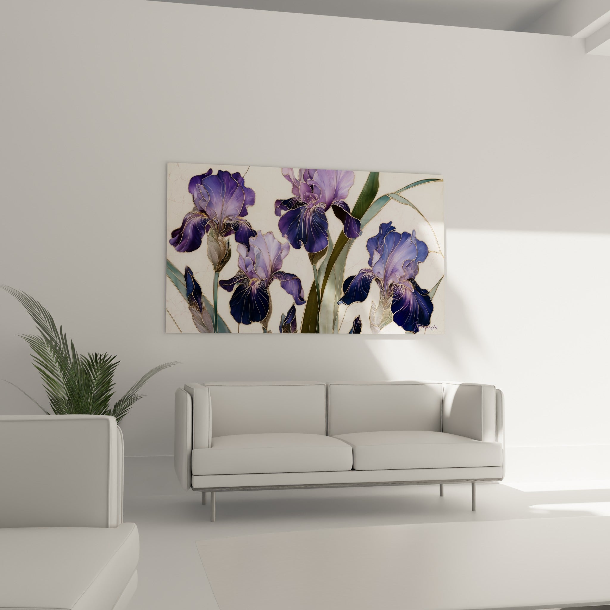 Fleurs d'iris bleu marine et lavande cernées d'or, disposées au-dessus d'un canapé dans un salon lumineux
