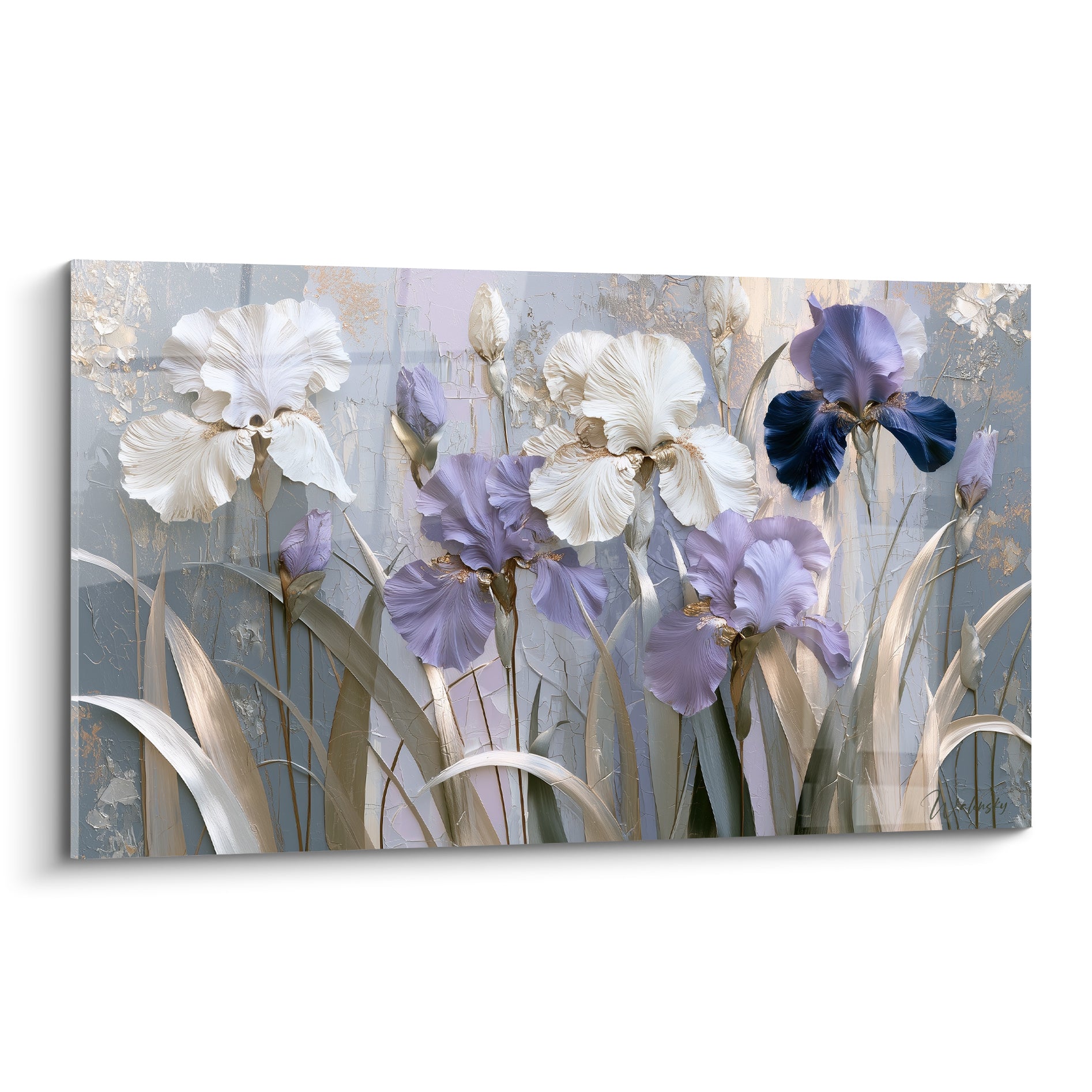 Iris blancs et mauves aux pétales veloutés, rehauts dorés sur fond gris texturé