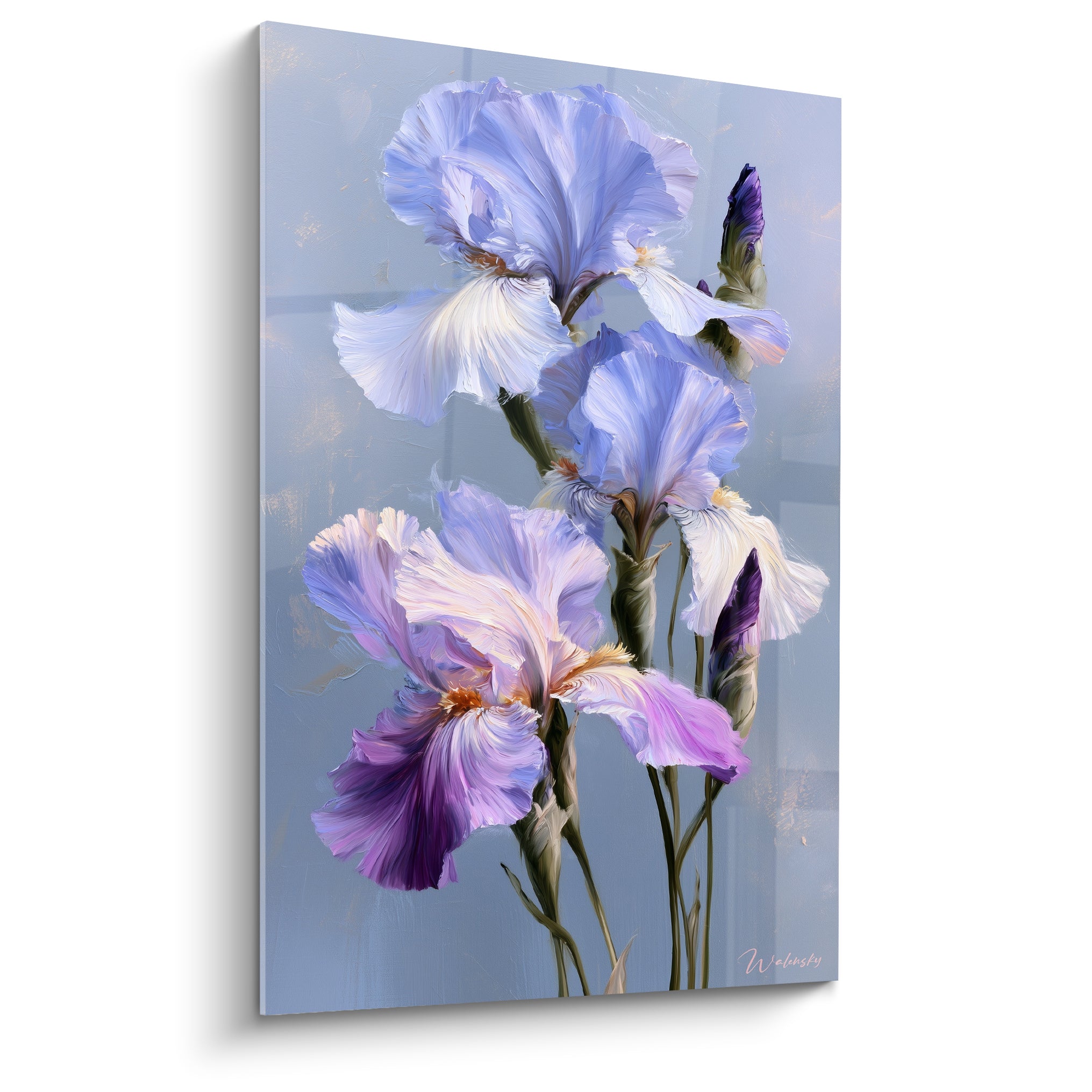 Iris mauve et bleu pâle aux pétales soyeux, empâtements dorés sur fond gris texturé