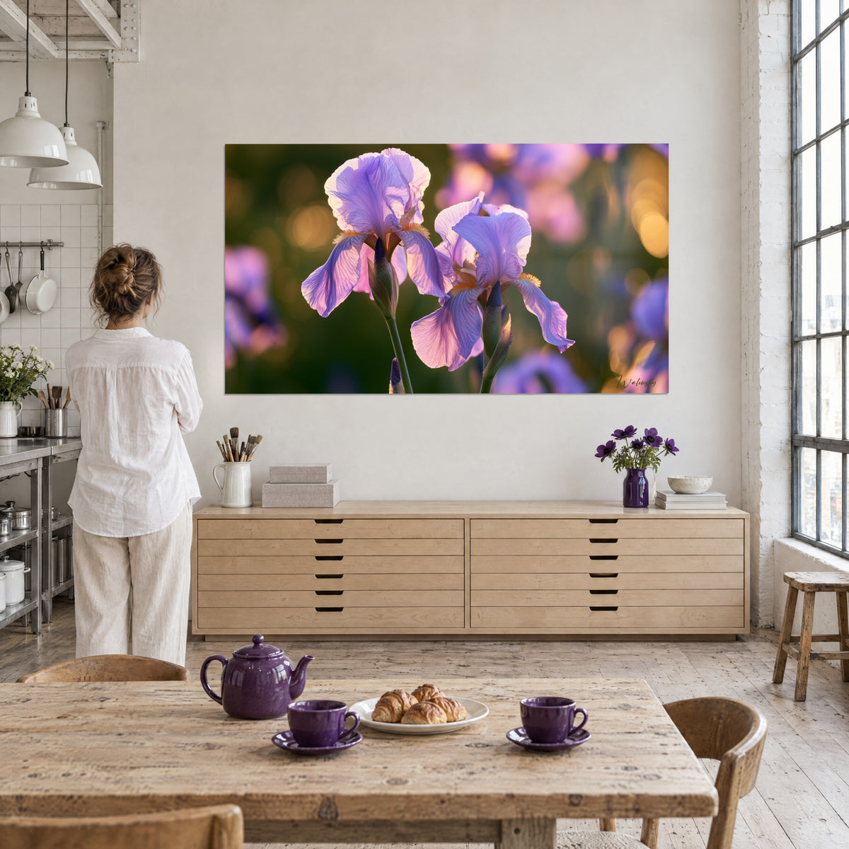 Cuadro de dúo de iris malva y violeta iluminados por el sol poniente, bokeh dorado, una mujer de espaldas frente a una pared blanca de loft