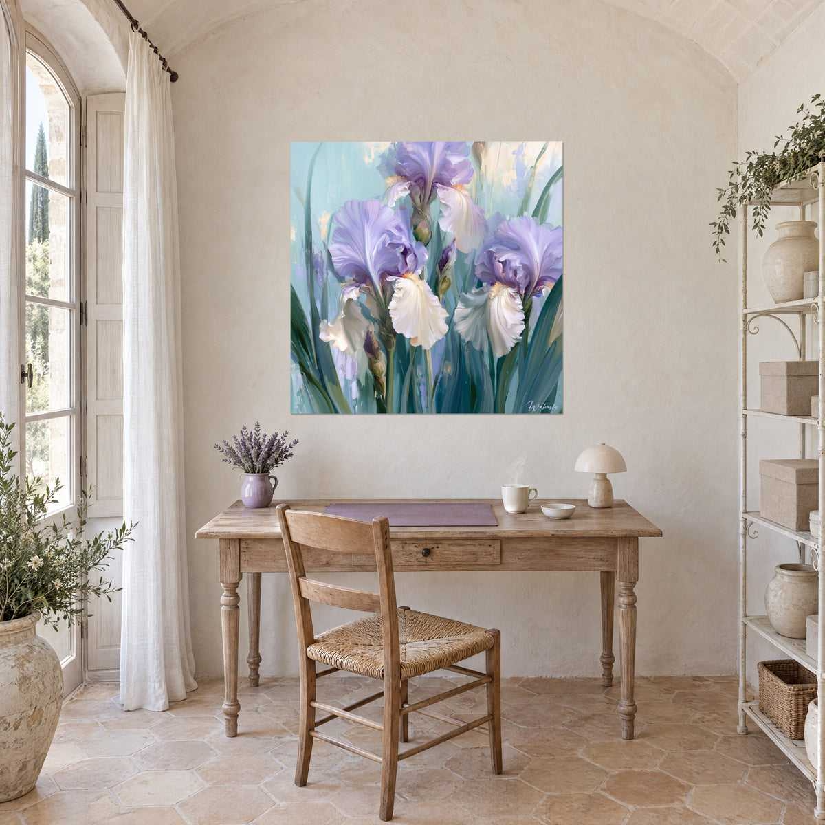 Cuadro de lirios en tonos pastel, pétalos crema y violeta, en la pared de un despacho provenzal con mesa de madera