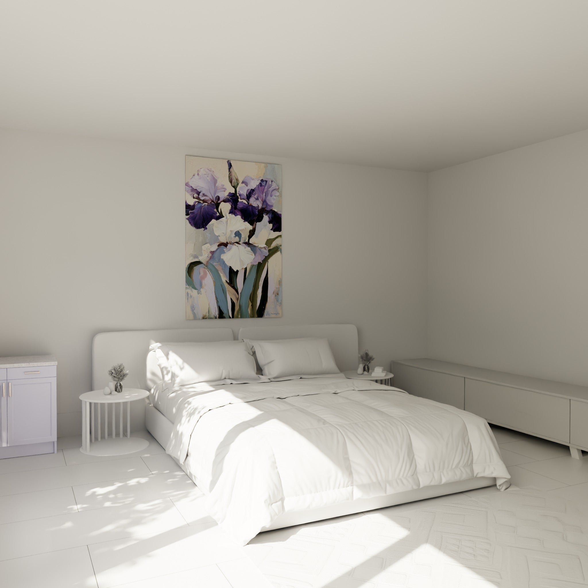 Bouquet d'iris mauve et blanc crème accroché au-dessus d'un lit dans une chambre claire