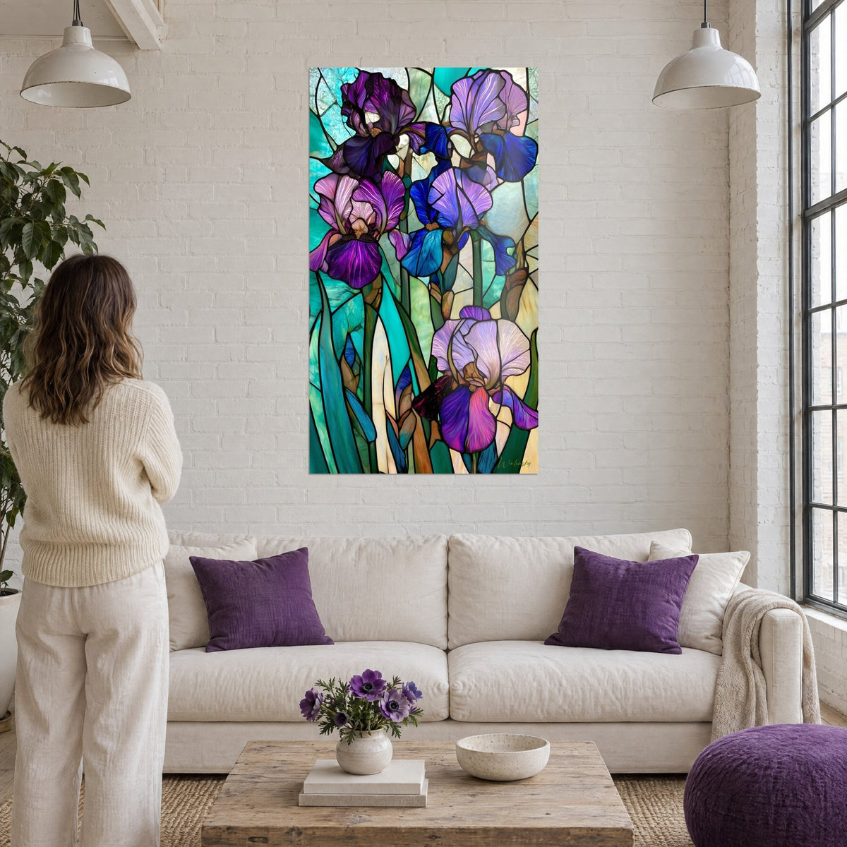 Quadro di iris viola in vetrata piombata, petali malva e blu cobalto su sfondo turchese, sopra un divano in un soggiorno luminoso