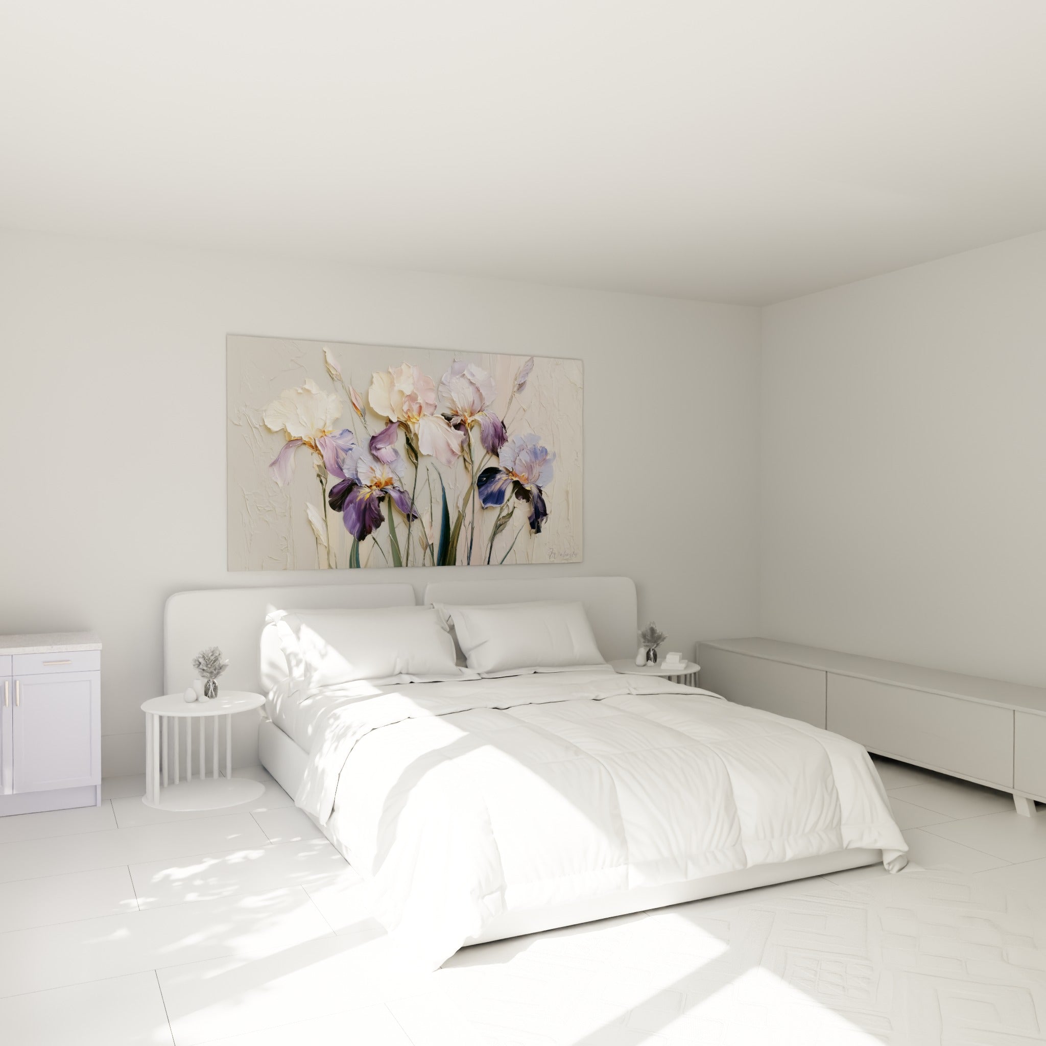 Bouquet d'iris mauve et crème peint en relief, accroché au-dessus d'un lit dans une chambre claire