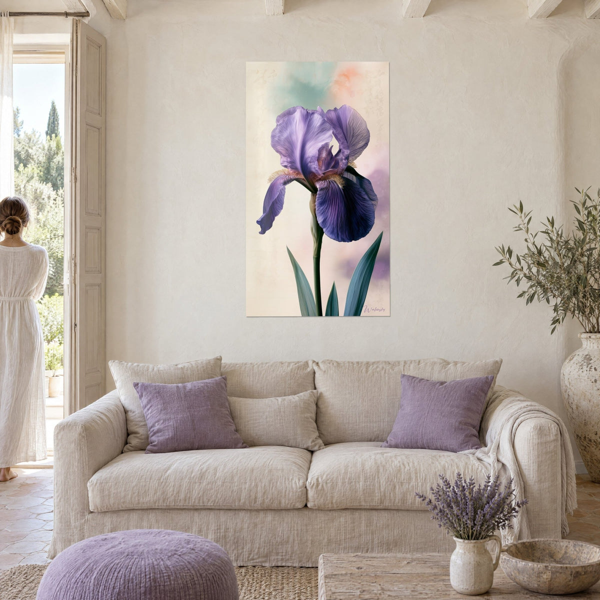 Quadro iris barbuto dai petali lavanda e indaco, foglie verde salvia, sopra un divano in un soggiorno luminoso