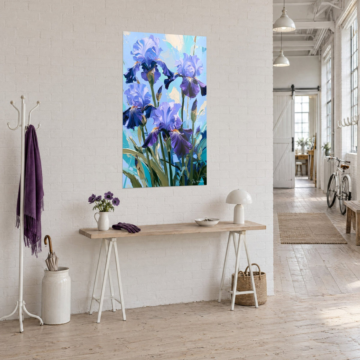 Gemälde tiefviolette Iris, hohe grüne Stiele und cremefarbene Spachtelstriche auf weißer Wand vor einem hellen Loft