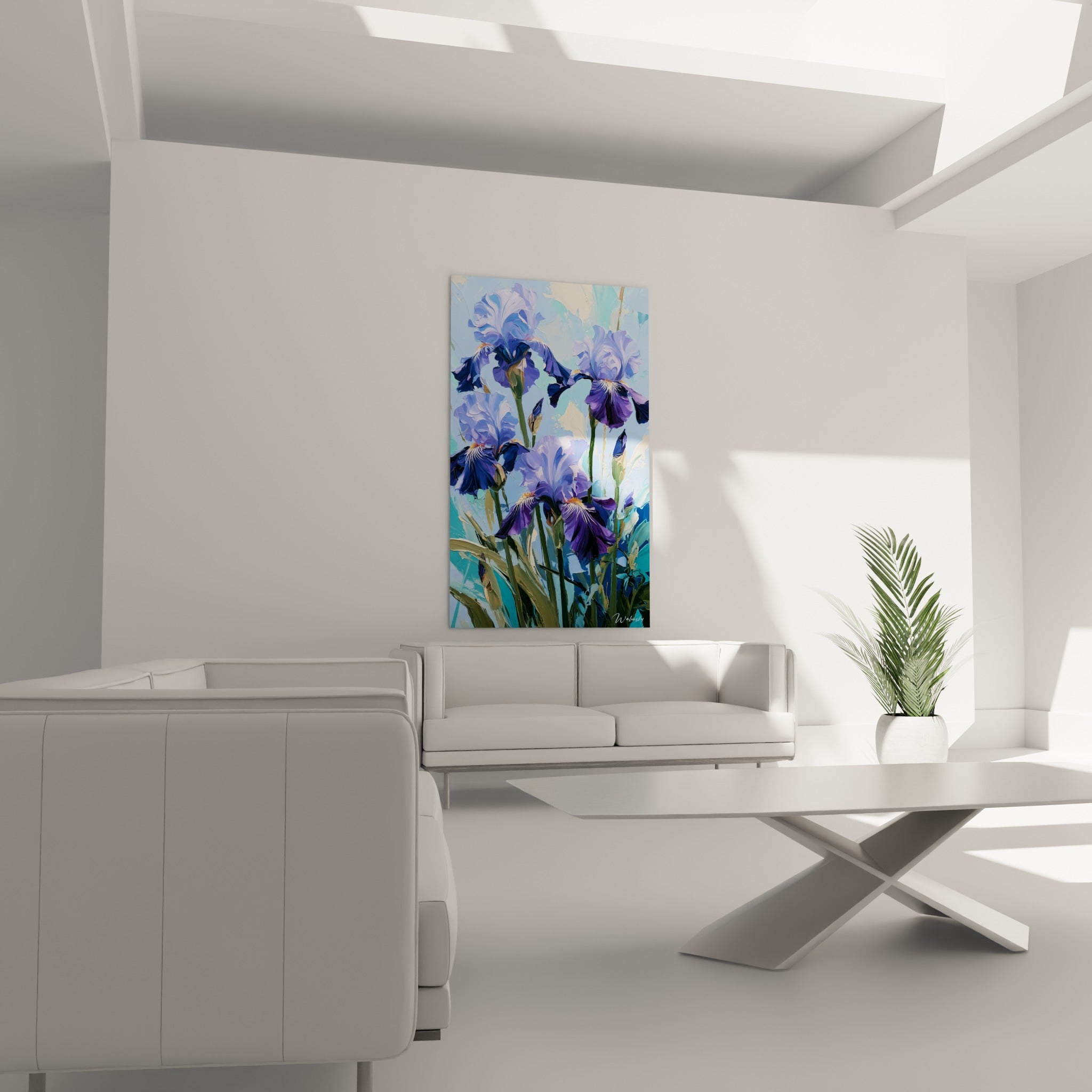 Fleurs d'iris bleu lavande et mauve profond accrochées au-dessus d'un canapé dans un salon lumineux