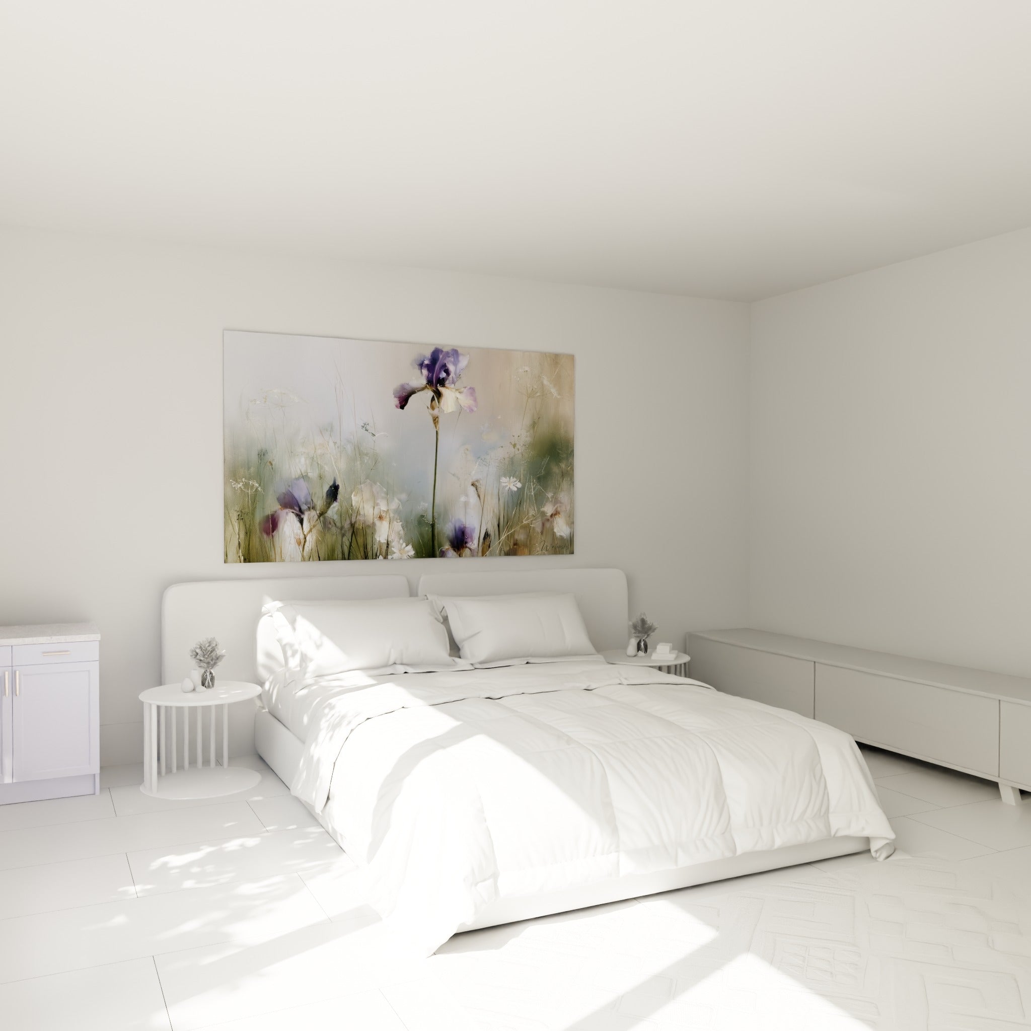Fleur d'iris mauve et blanche accrochée au-dessus d'un lit dans une chambre claire