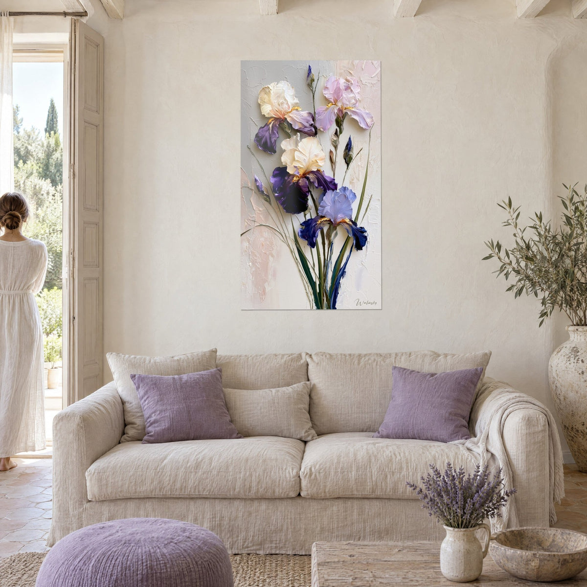 Schilderij boeket iris in crème en violet met dikke verfstrepen, lila bloemblaadjes en groene bladeren, boven een bank in een lichte woonkamer