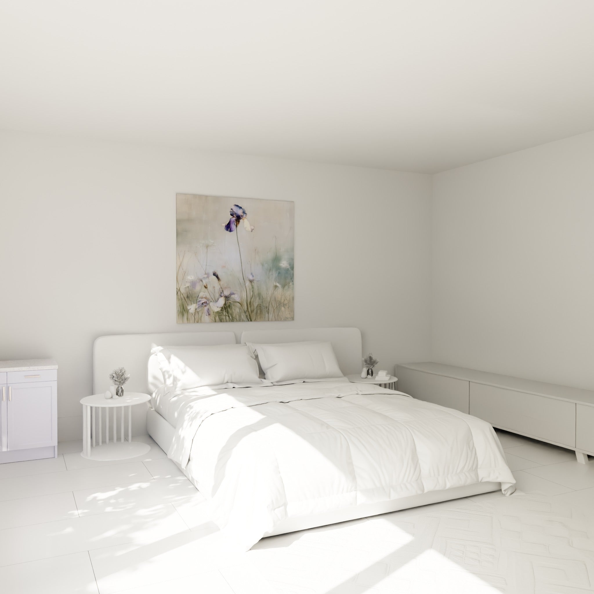 Fleur d'iris violette et crème peinte avec délicatesse, accrochée au-dessus d'un lit dans une chambre claire