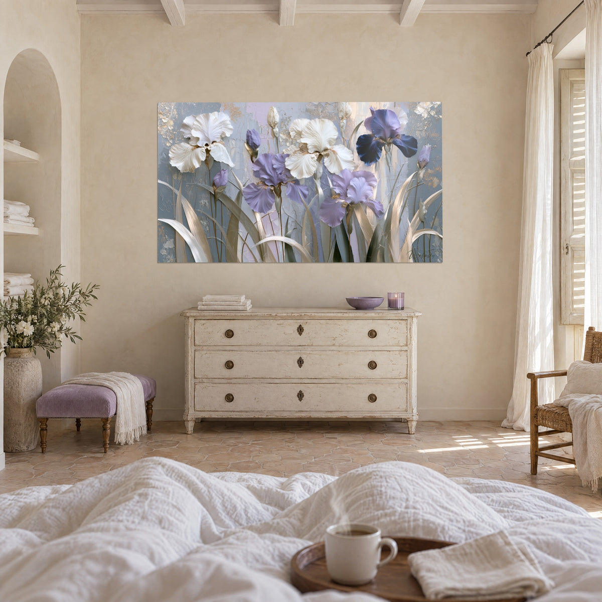 Cuadro de flores de iris púrpura y marfil, tallos esbeltos sobre fondo gris pastel agrietado, encima de una cama en un dormitorio luminoso