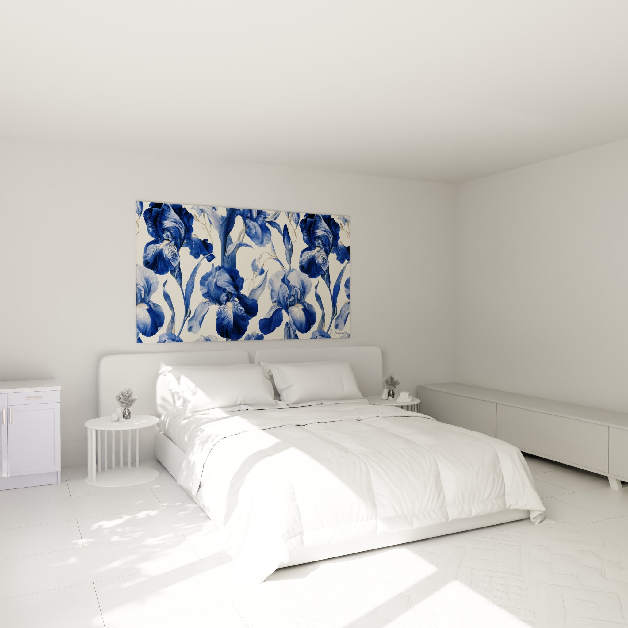 Fleurs d'iris bleu marine et crème disposées au-dessus d'un lit dans une chambre claire